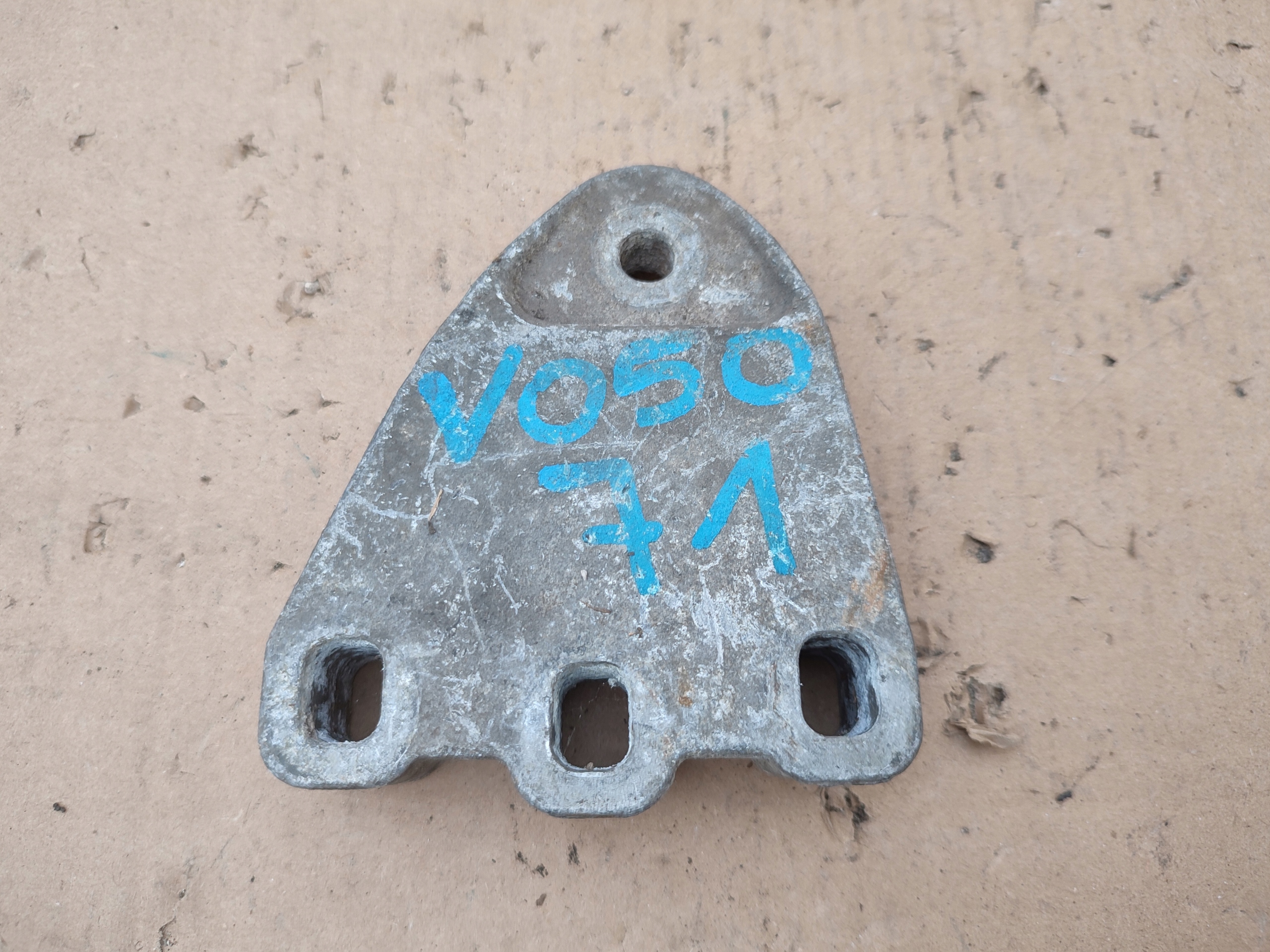 engine mount Volkswagen Transporter Caravelle T5 V05071