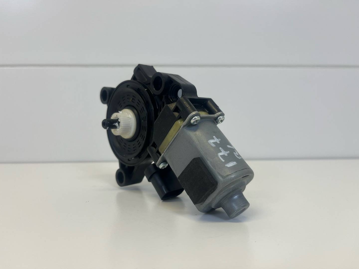 mini motor windows rear part left side Hyundai Tucson 3 facelift 2019 83450D700