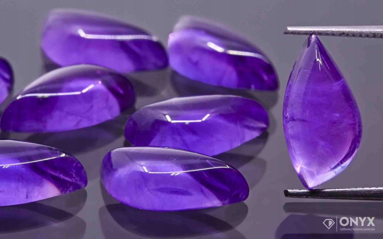 Ametyst A kabošon Pravý nepravidelný 13,5x7 mm