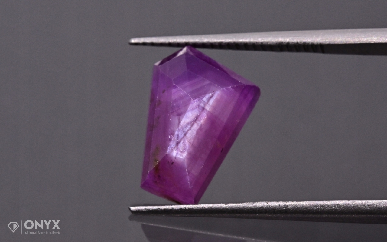 Rubín fazetovaná rozeta nepravidelná 10,5x7,5 mm