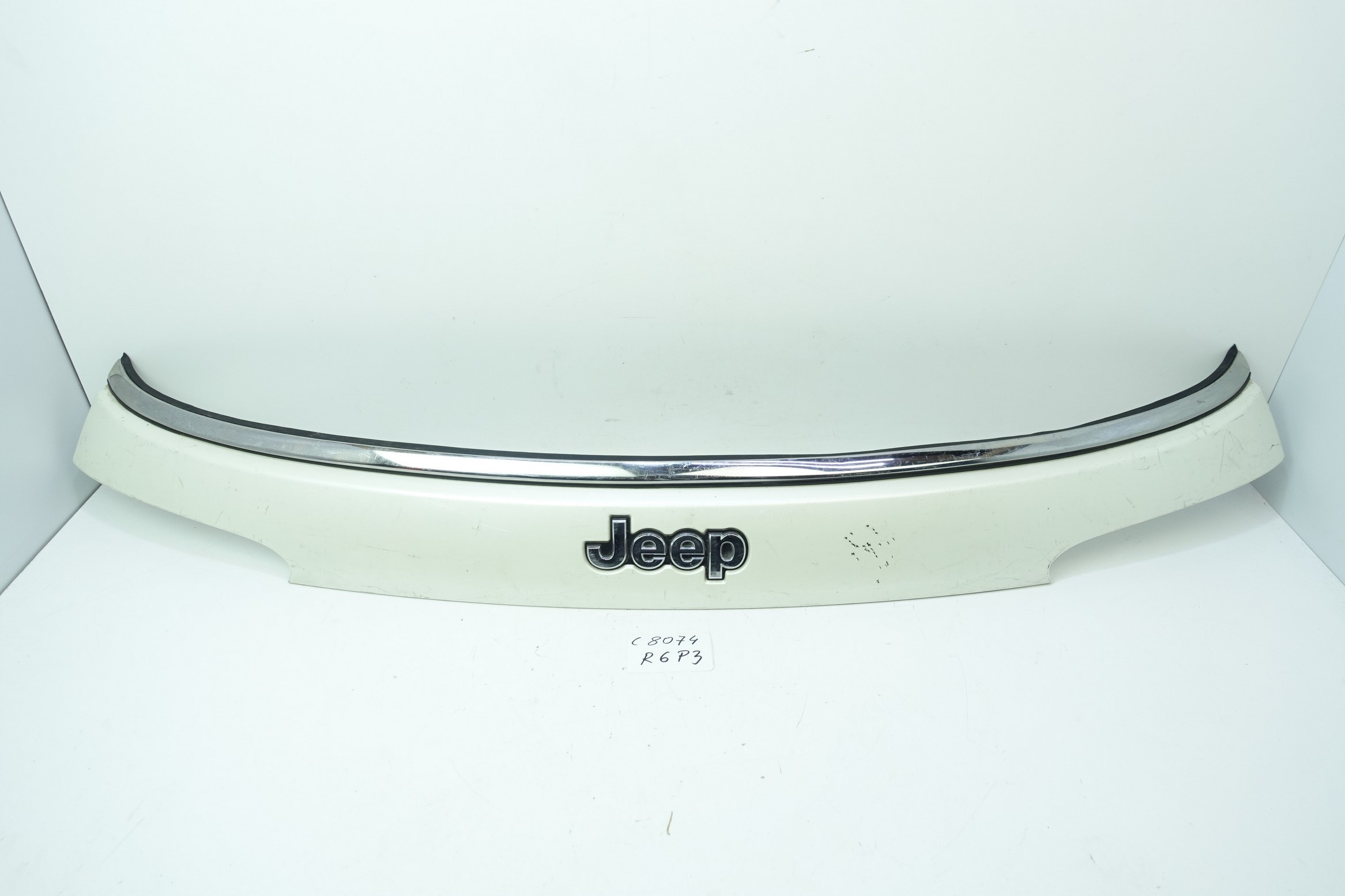 5un43trmaca - НАКЛАДКА НА ЗАДНЮЮ КРЫШКУ JEEP COMPASS 2017-