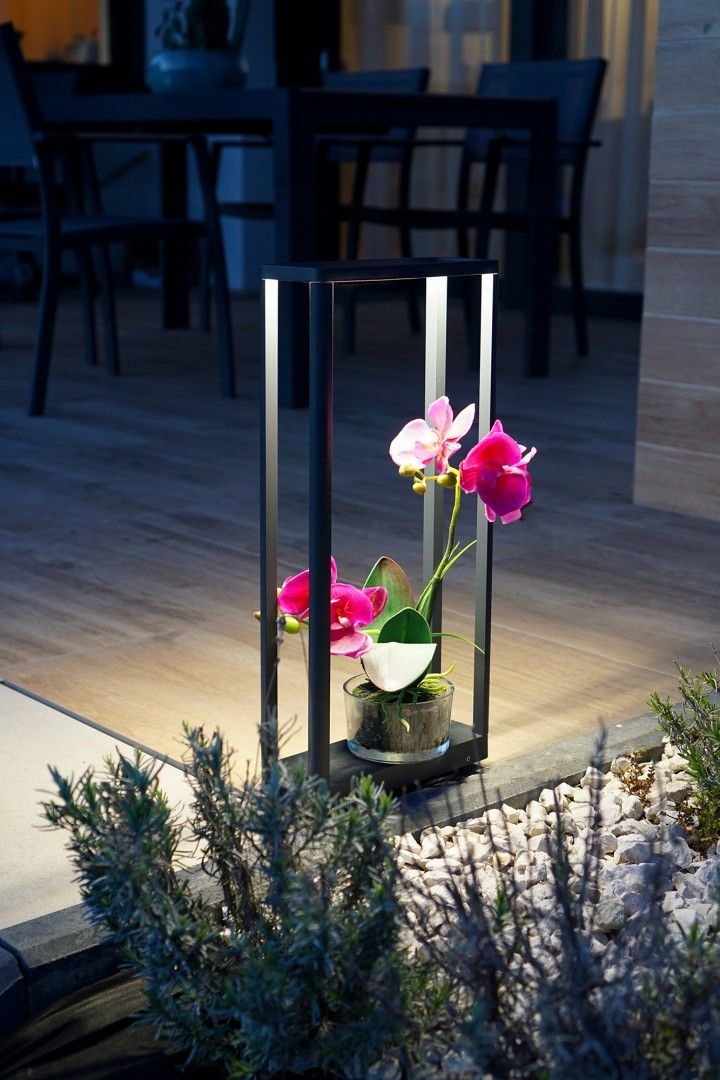 Moderný stĺpik vo forme obdĺžnikového rámu do záhrady pri chodníku Arma