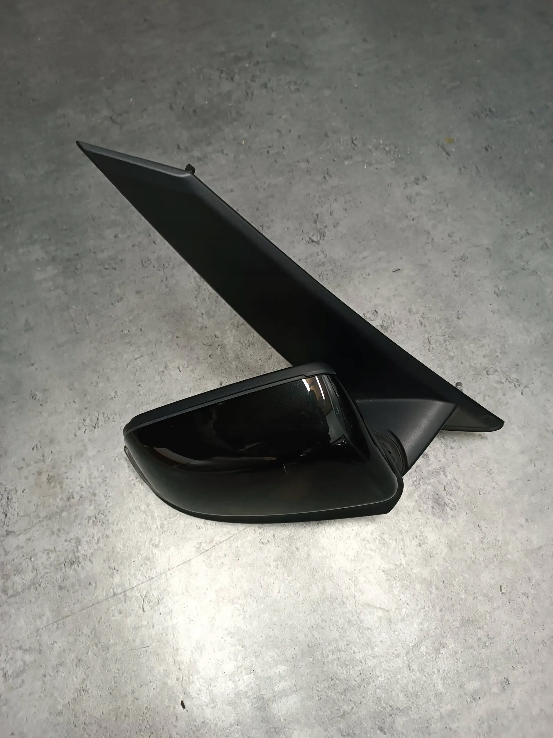 BMW 2 F46 LUSTERKO PRAWE KOL.475 5PIN Strona zabudowy prawa