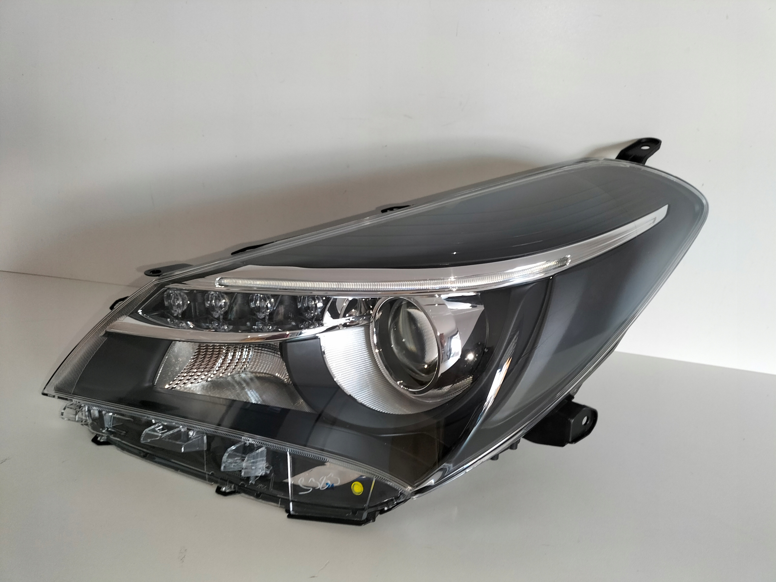 light front reflektor left TOYOTA YARIS 3 III LIFT 14-17