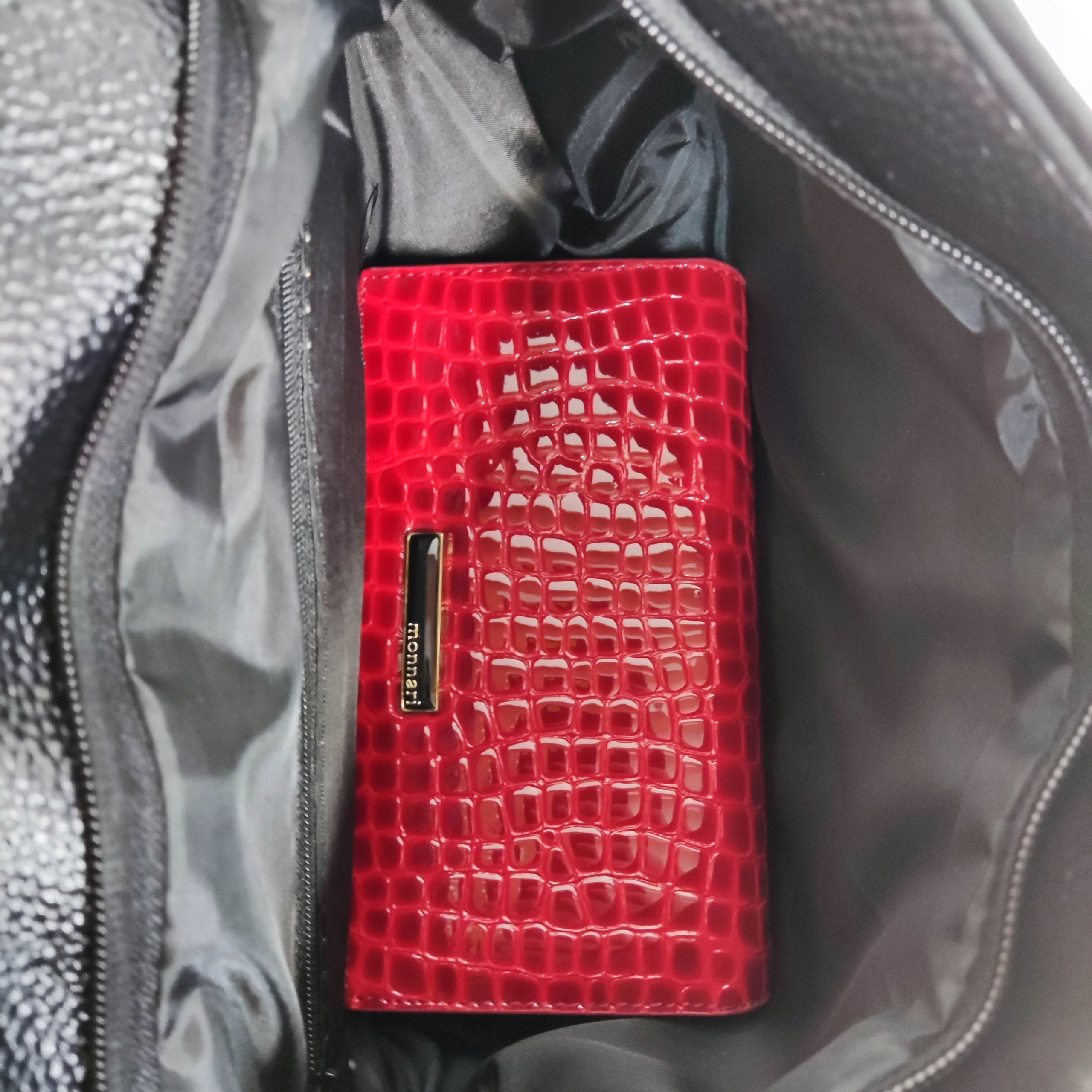 Torebka listonoszka Laura Biaggi czarna pikowana Kolor okuć złoty