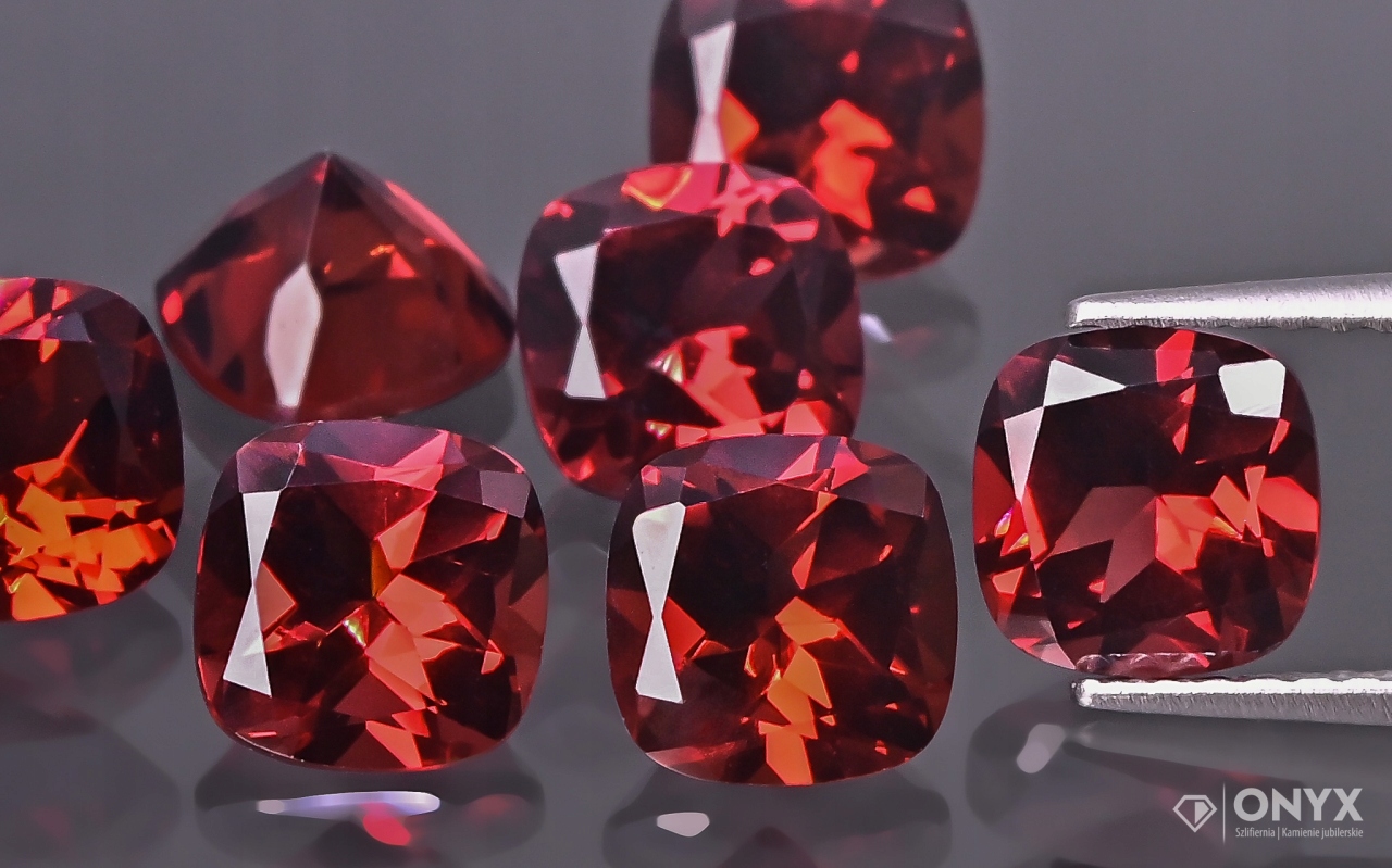 Granátové jablko Pirop A fazetovaný cushion 8x8 mm