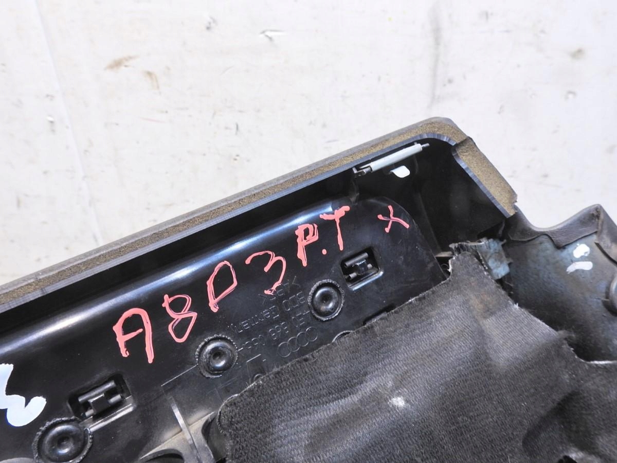 TAPICERKA DRZWI PRAWY TYŁ AUDI A8 D3 4E0867068 4E0867068A Producent części Audi OE