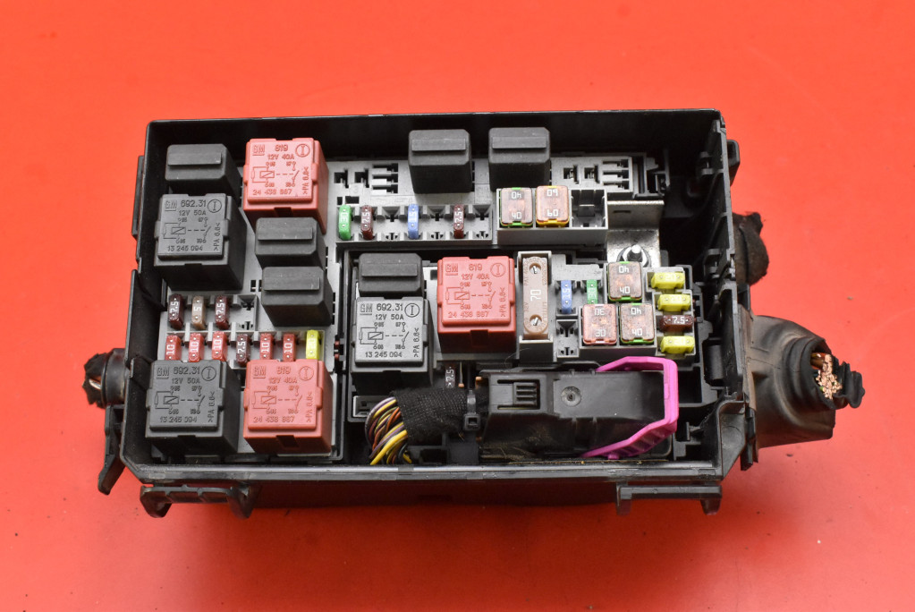 Module fusibles OPEL CORSA D 1.3 CDTI 95 KM 10-20
