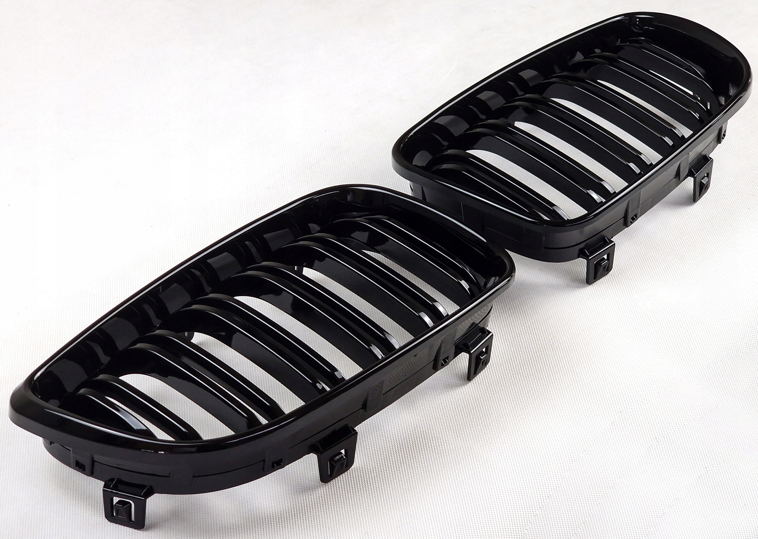 ATRAPA GRILL NERKI BMW 1 E81 E87 E88 LIFT PIANO BLACK PODWÓJNE ŻEBRA TUNING Kolor czarny