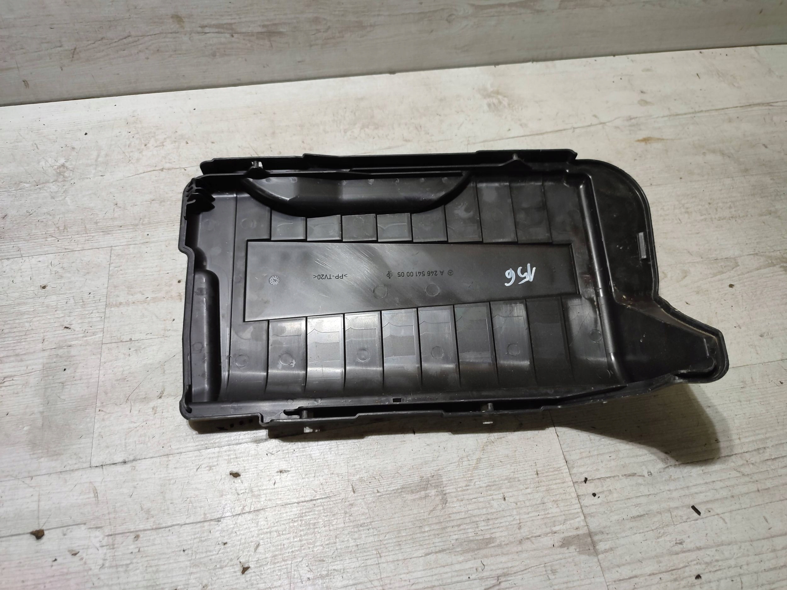 Mercedes-Benz GLA W156 2015 Abdeckung des Sicherungskastens