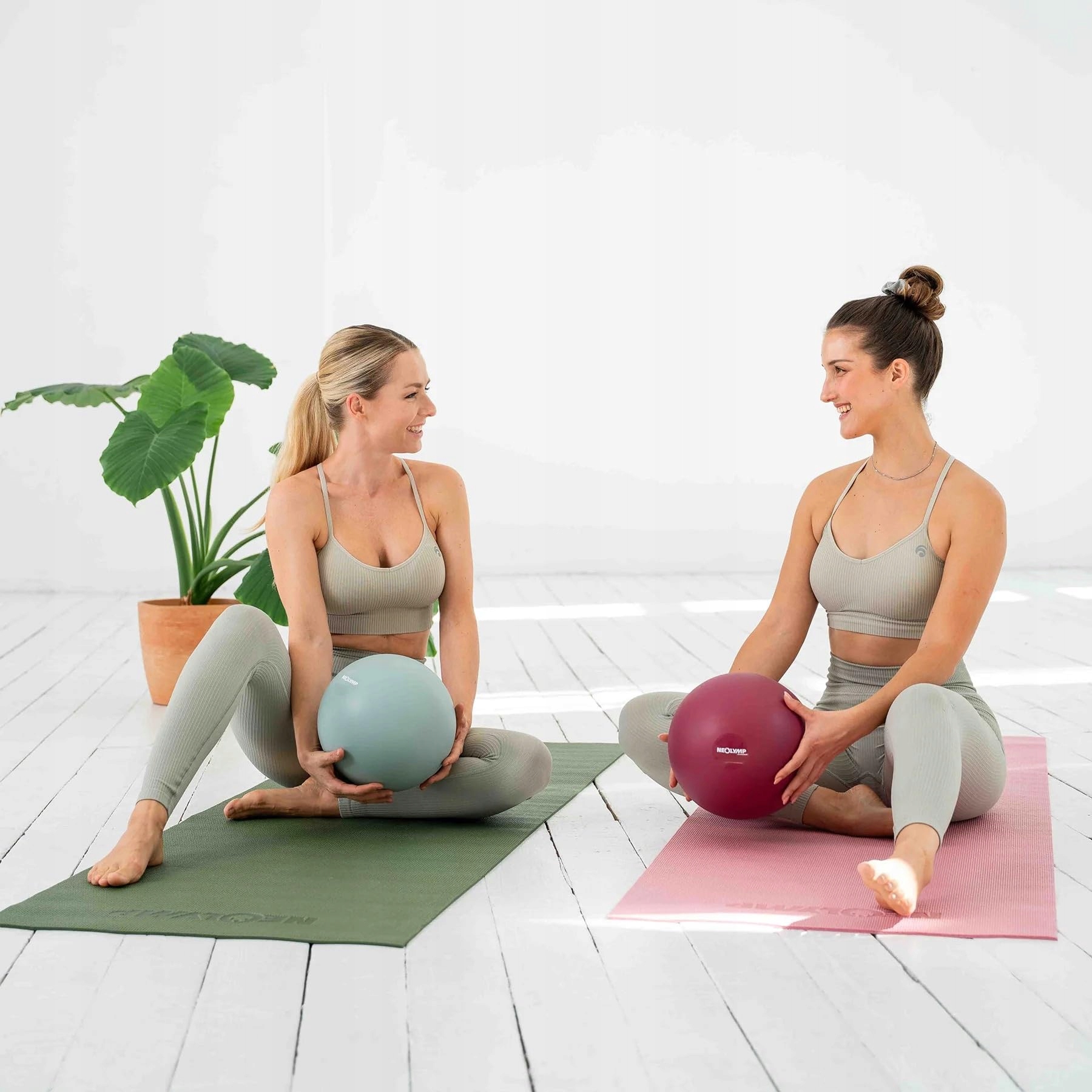 NEOLYMP Pilates Ball 20 cm Niebieski Antypoślizgowy Do Jogi i Pilatesu — miniatura 2