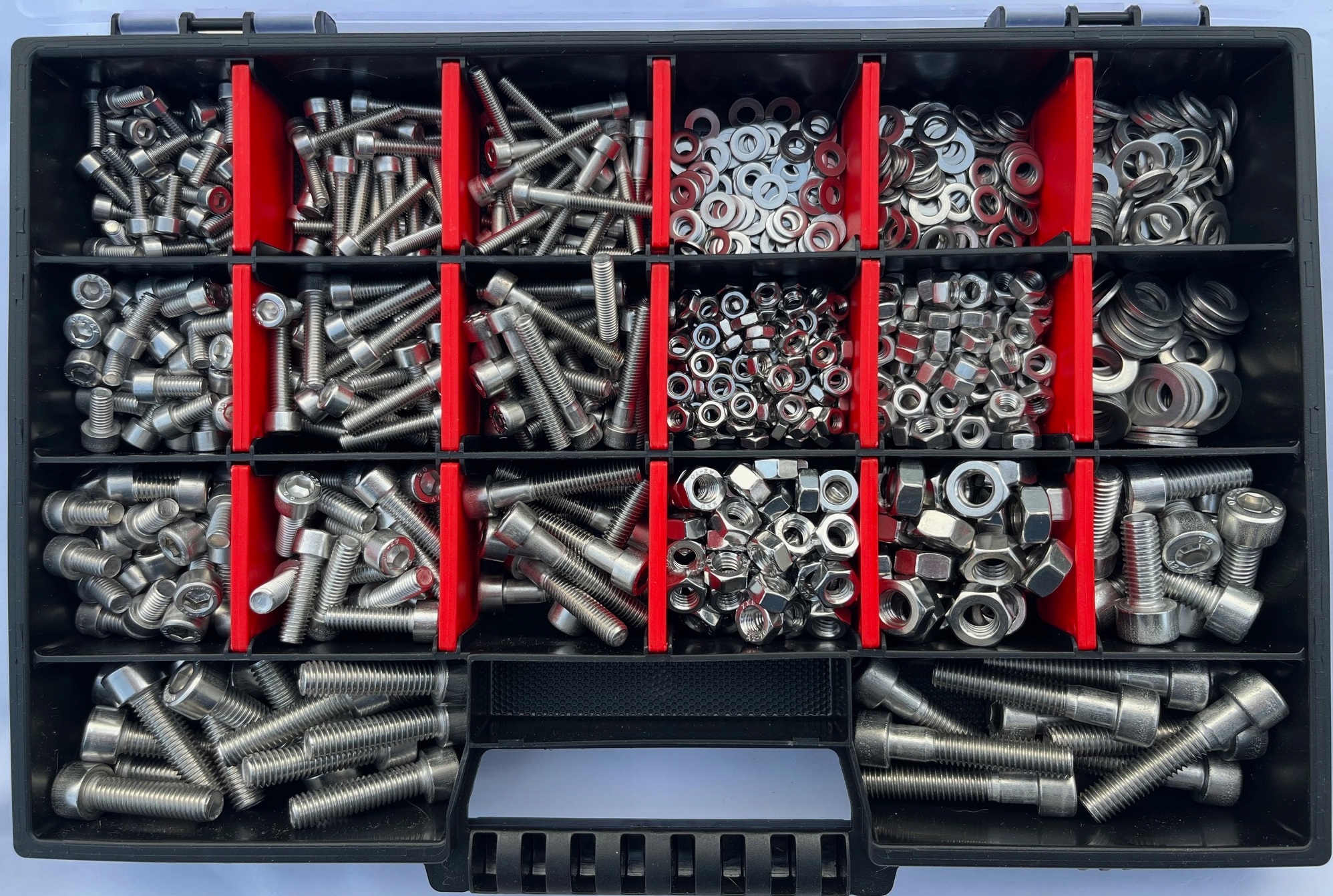 Zestaw śrub nakrętek i podkł. walec imbusowe st. nierdzewna A2 915szt. (11)