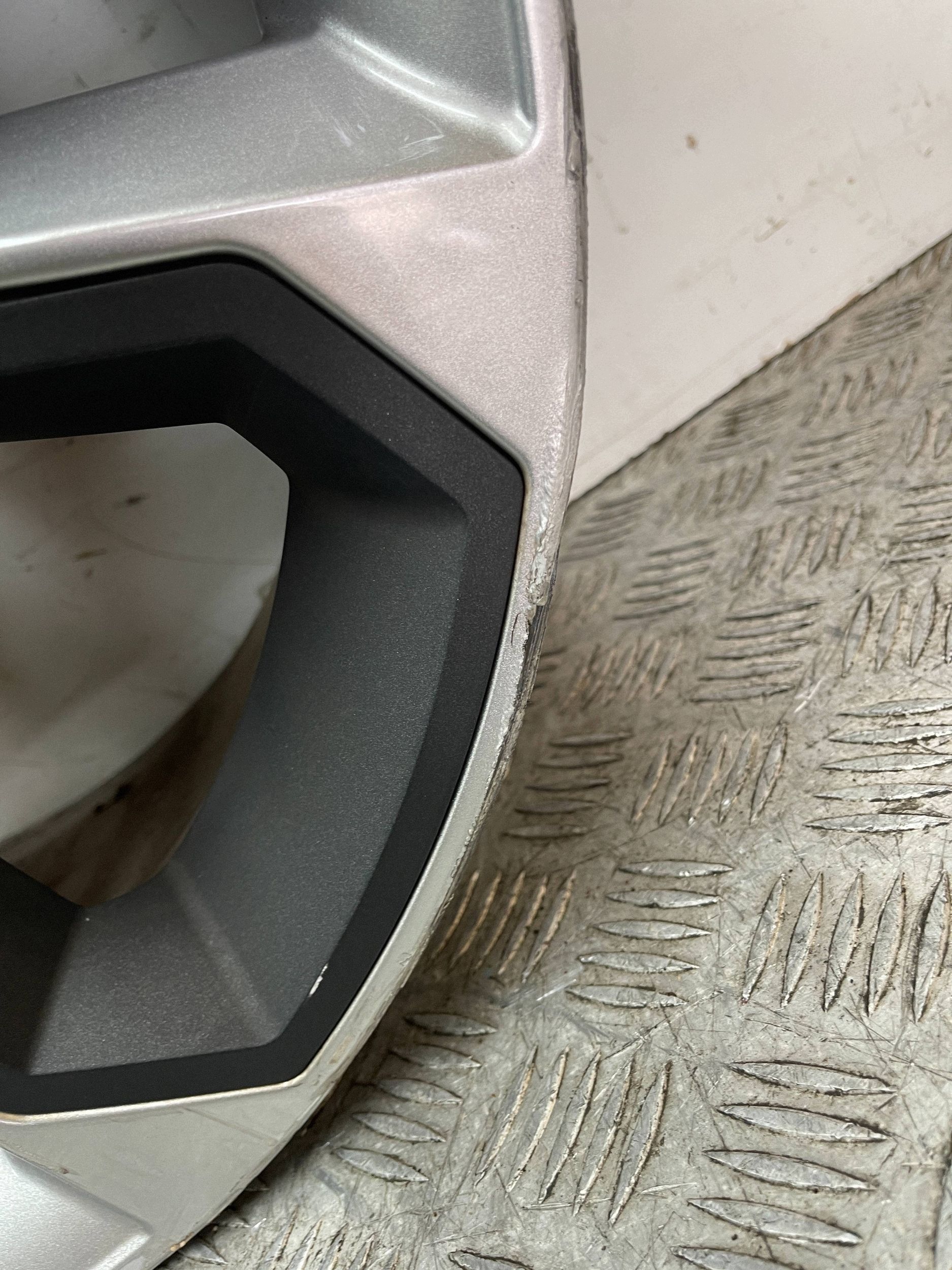 disk hliníkový AUDI A4 S4 B9 8W9601025R 8J X 19 ET32