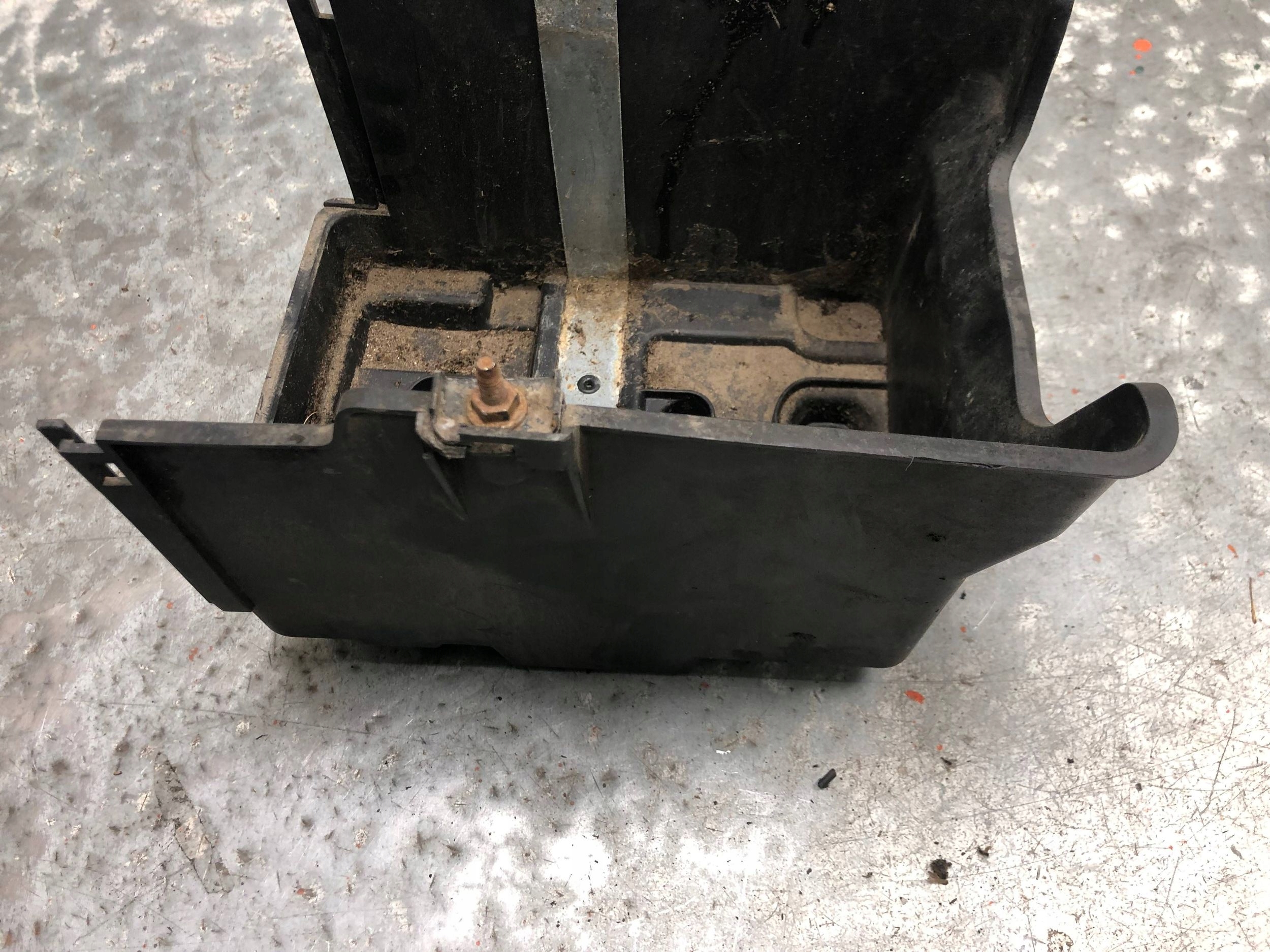 držák obal akumulátoru FORD FIESTA MK7 8V21-10723-AC