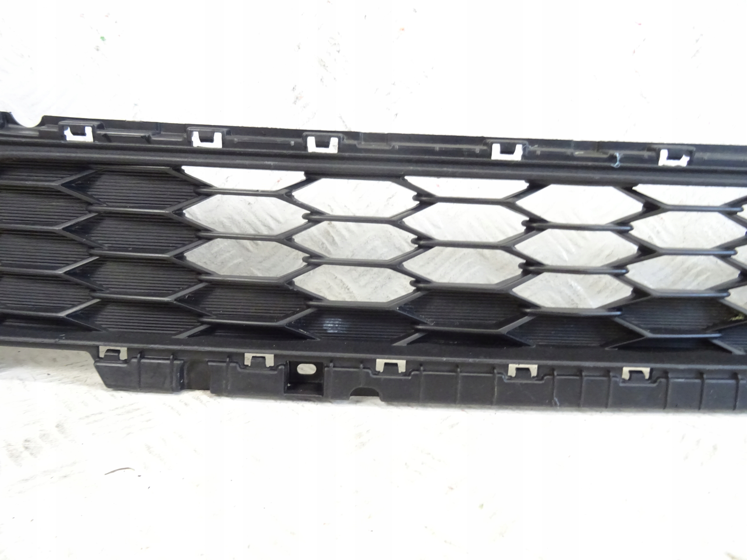 grid of a bumper front front central HYUNDAI KONA 86565-J9NA0