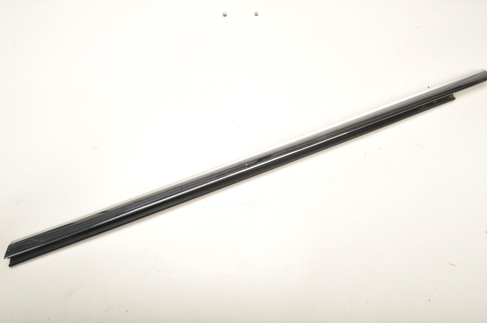 Tesla Model S LISTWA DRZWI LEWA PRZÓD PRZEDNIA