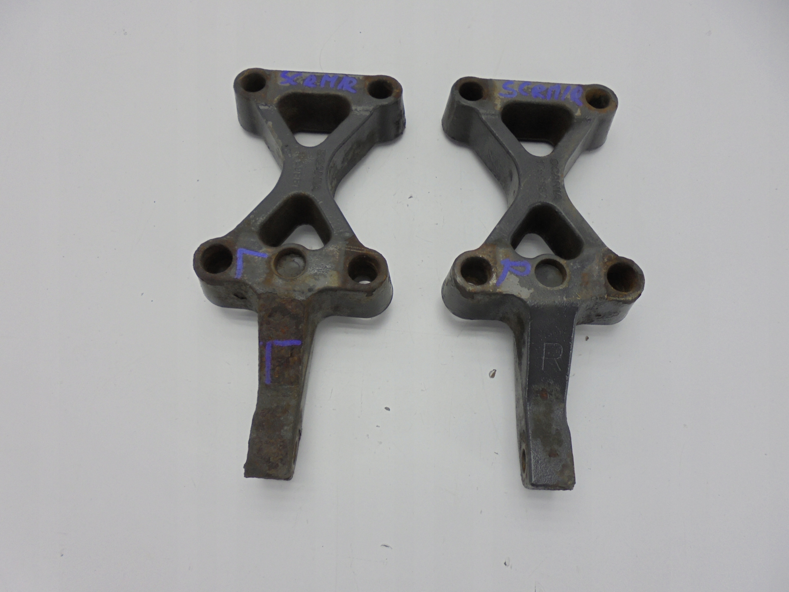 SCANIA R КРЕПЛЕНИЕ КРОНШТЕЙН АМОРТИЗАТОРА ЛЕВЫЙ