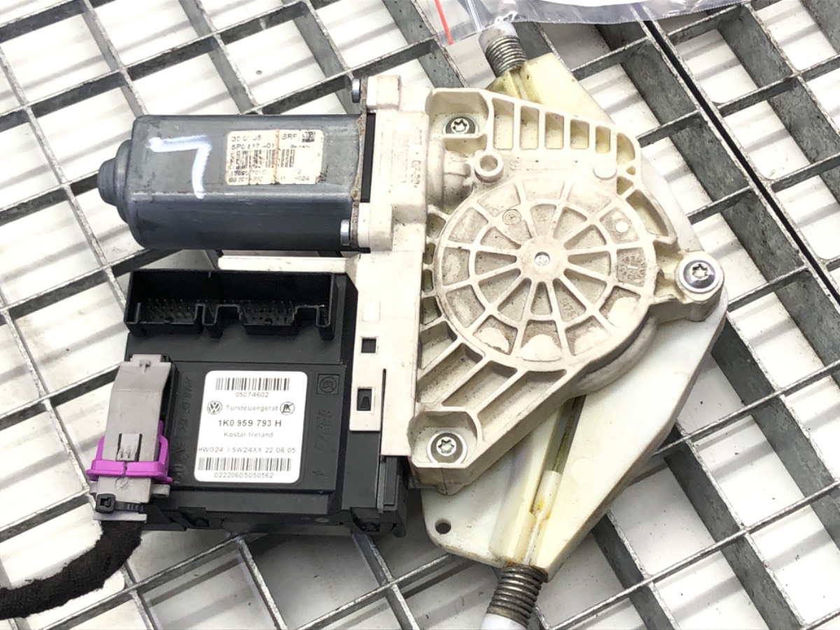 PODNOŚNIK SZYBY LEWY PRZÓD VW GOLF V 1K0959793H Hatchback 03-10 Typ samochodu Samochody osobowe