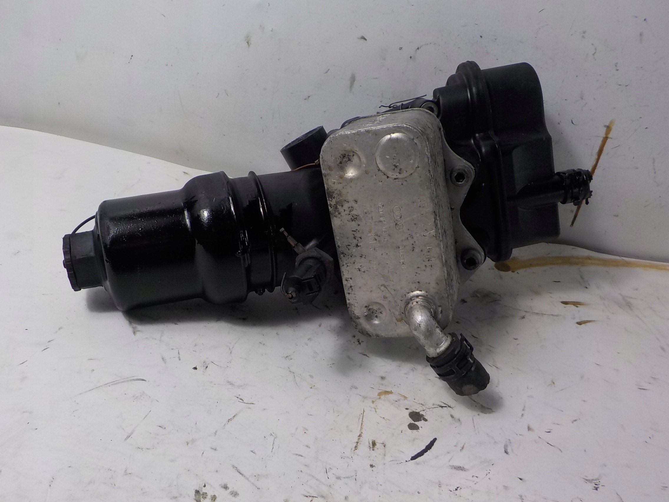 AUDI A3 2.0 FSI Gehäuse filter oil 06D115397D