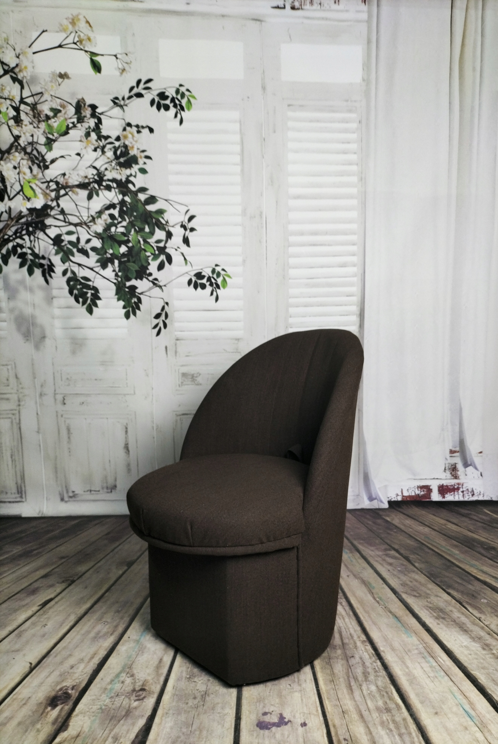 Pufa z oparciem i schowkiem w siedzisku - ciemny brąz Marka Meble Mario