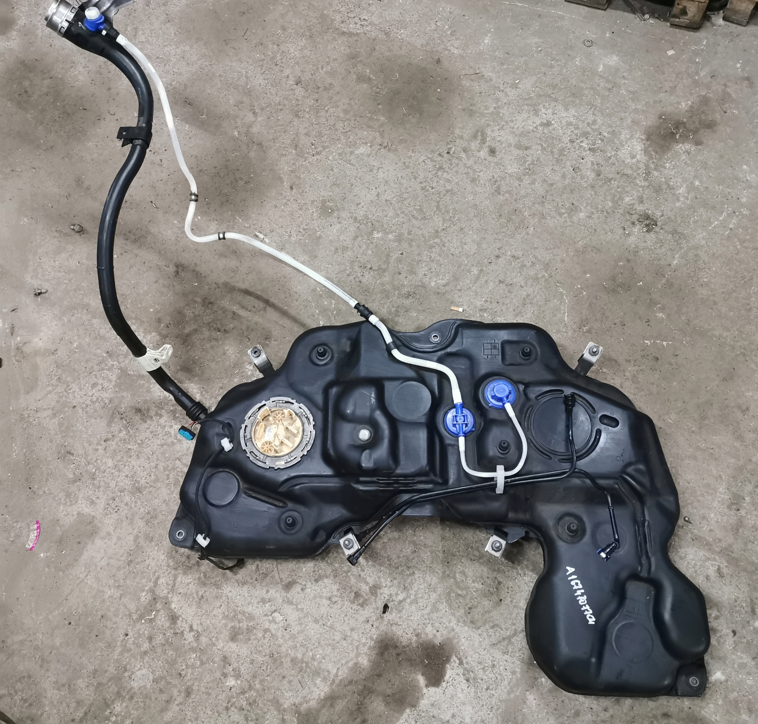 IDEALNY tank DIESEL KPL. MERCEDES W167 1