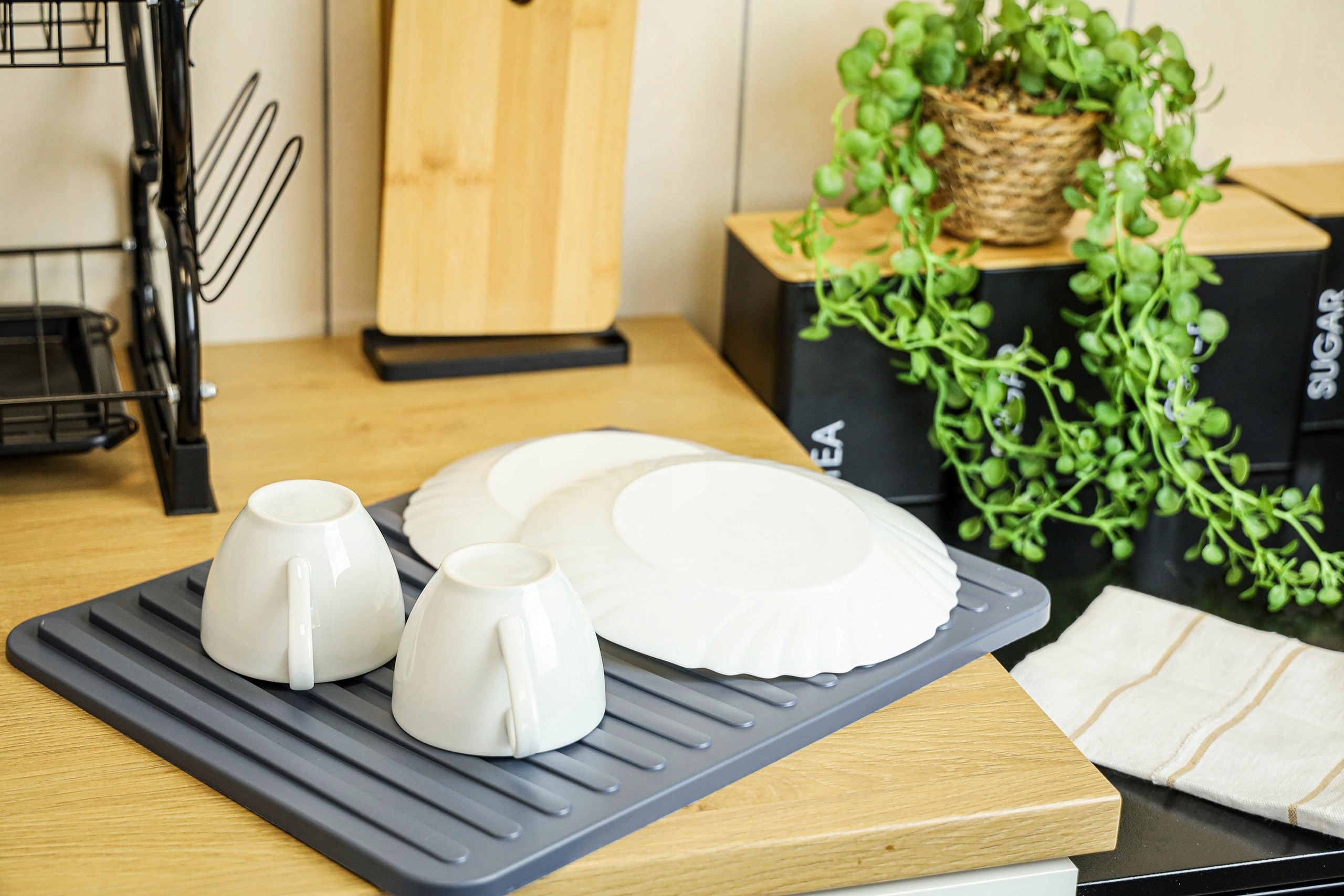 MATA DO SUSZENIA NACZYŃ szara 40x30cm podkładka ociekacz do naczyń kubków Materiał wykonania plastik