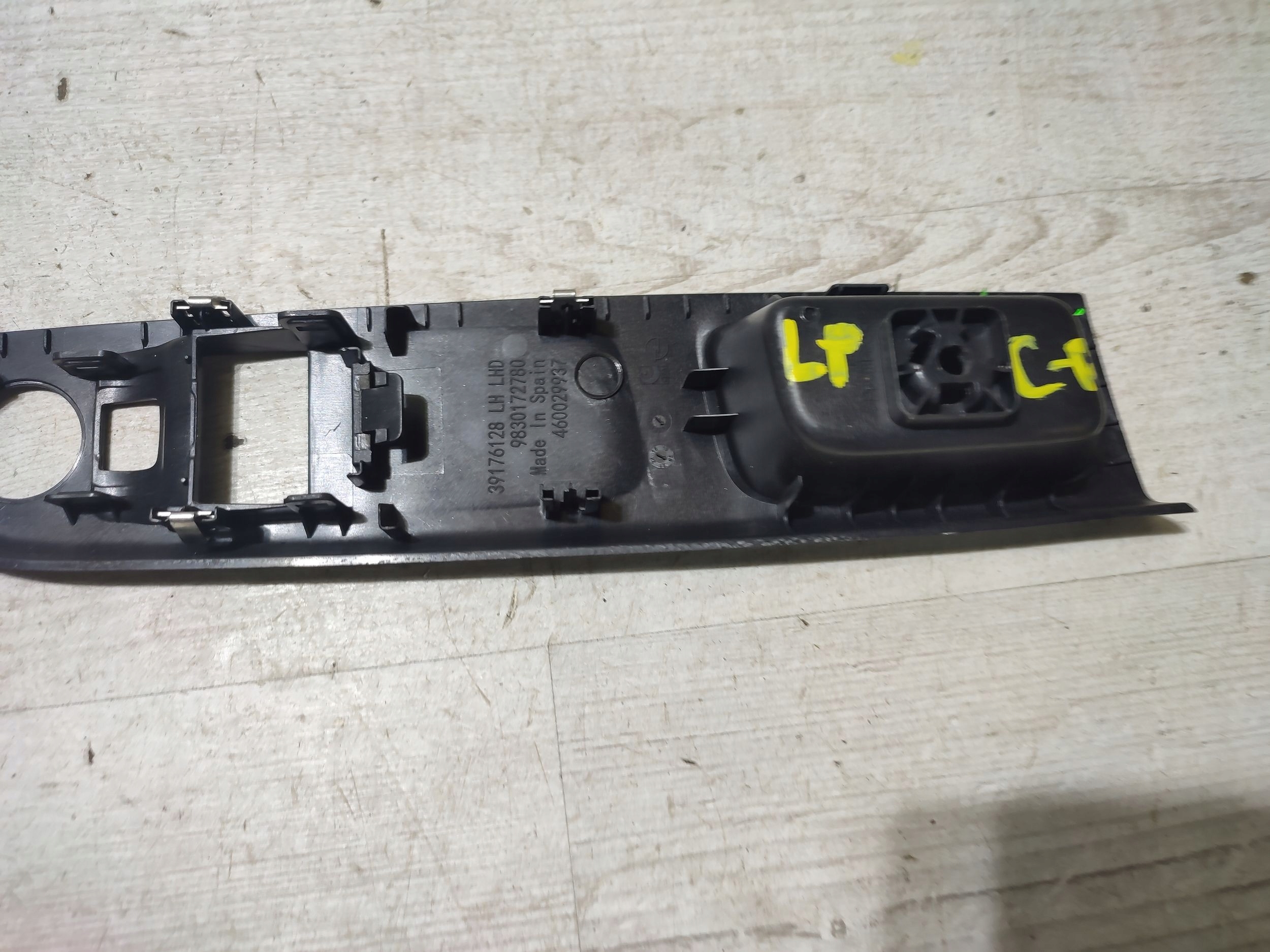 Opel Corsa F 2020 rear part side left frame controls of the window