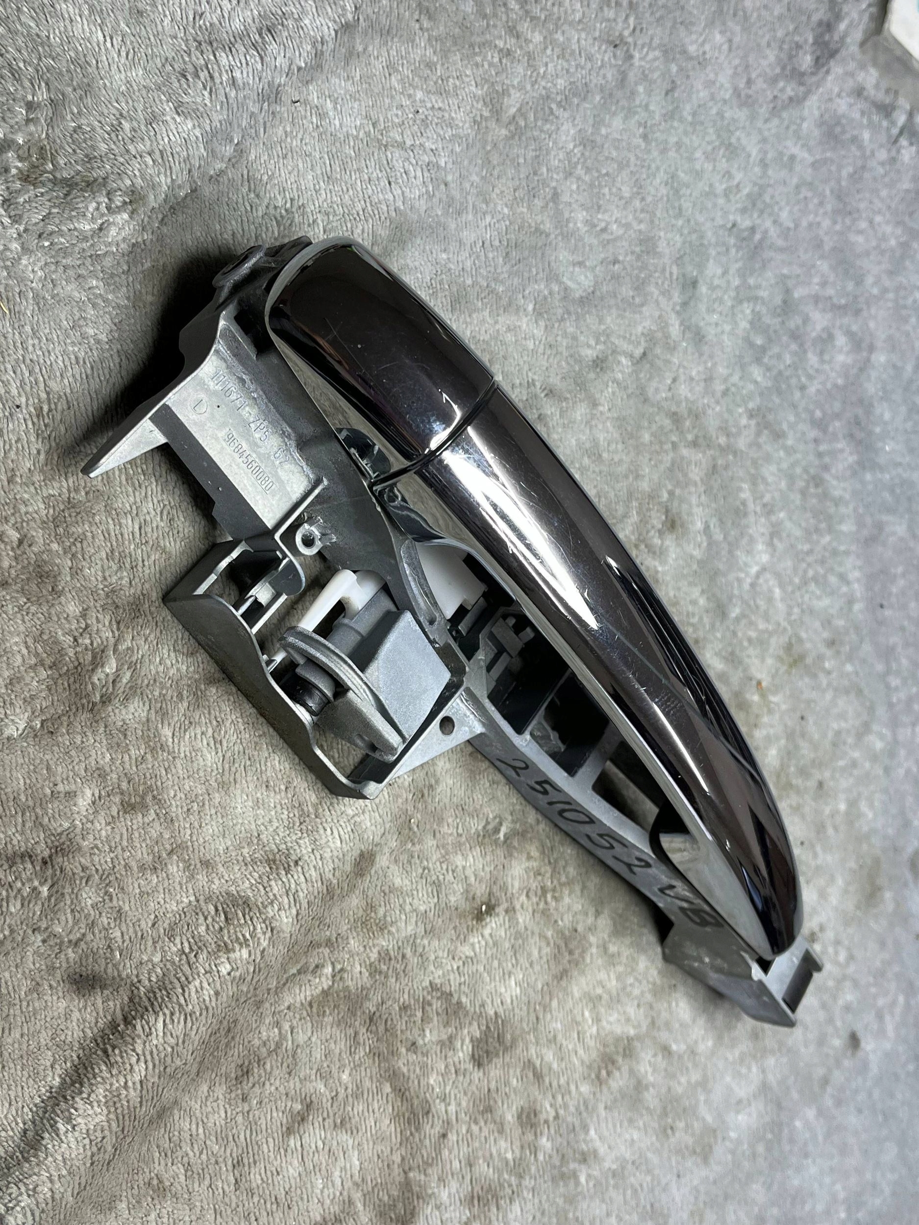9109A7 PEUGEOT 5008 handle exterior left !J