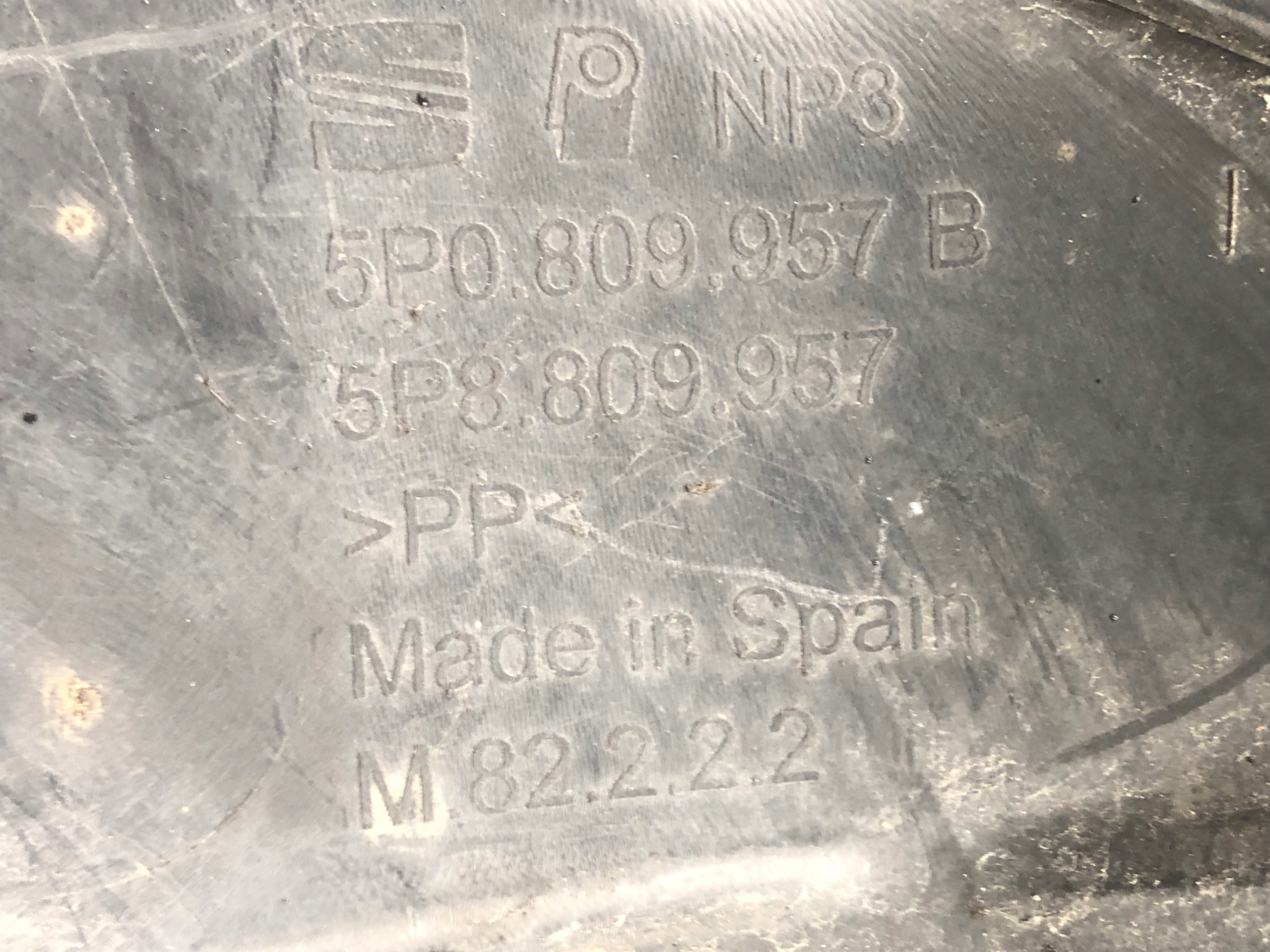 mudguard left front SEAT ALTEA 5P0809957B