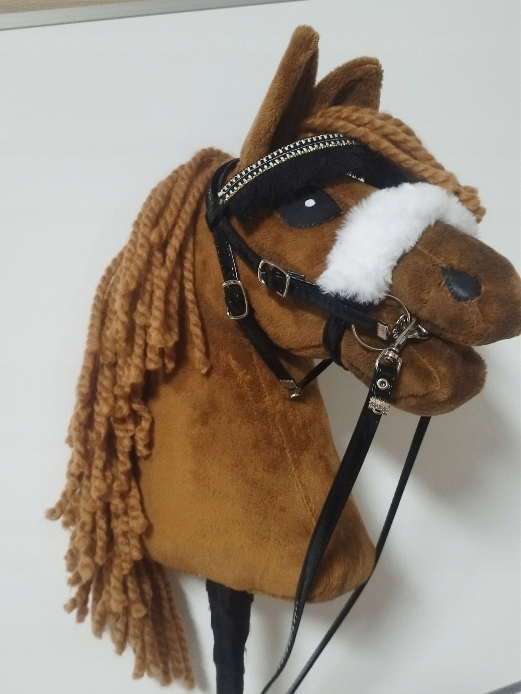 Ogłowie czarne dla hobby horse A3 z futerkiem, frędzle