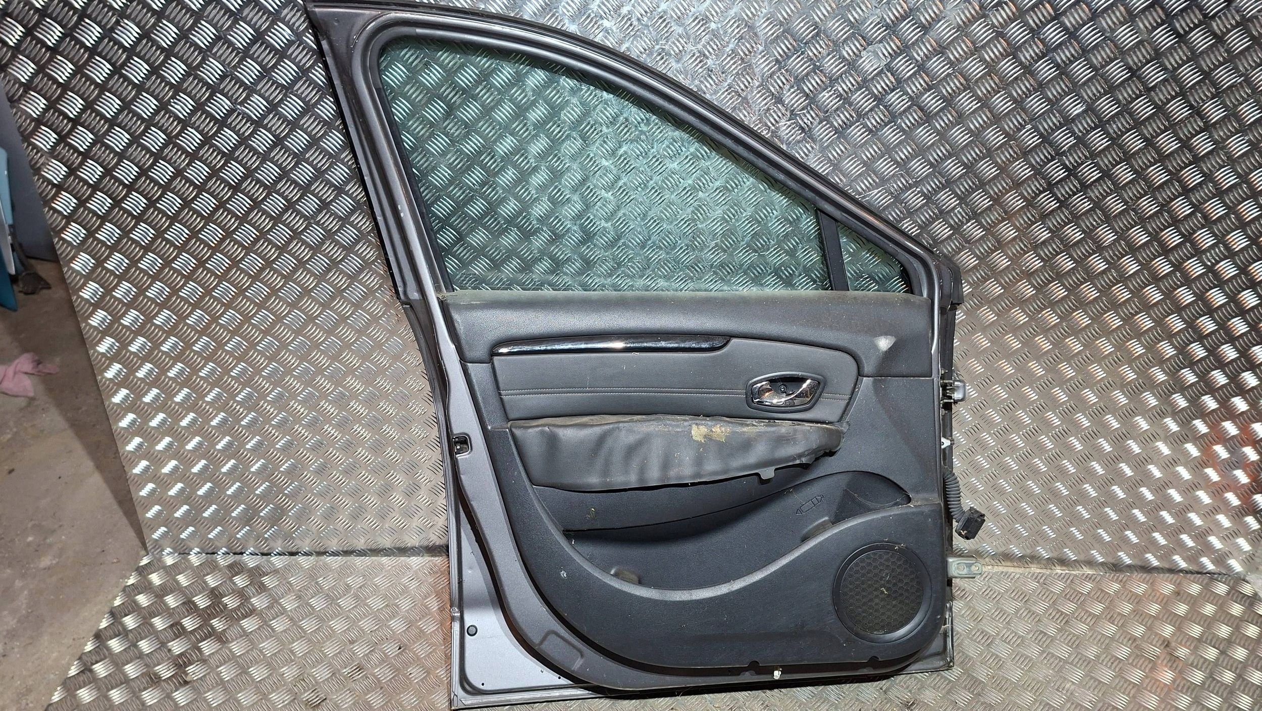 dveře levé předek RENAULT SCENIC III 2009
