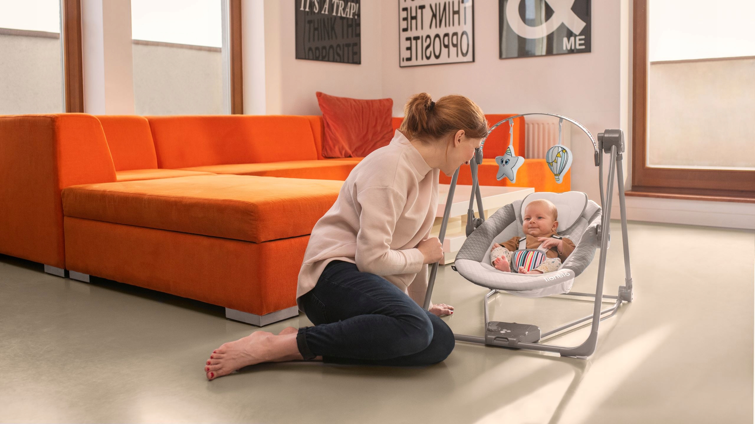 LEŻACZEK BUJACZEK ELEKTRYCZNY 2W1 HUŚTAWKA KOŁYSKA LIONELO OTTO Z ZABAWKAMI Długość 77 cm