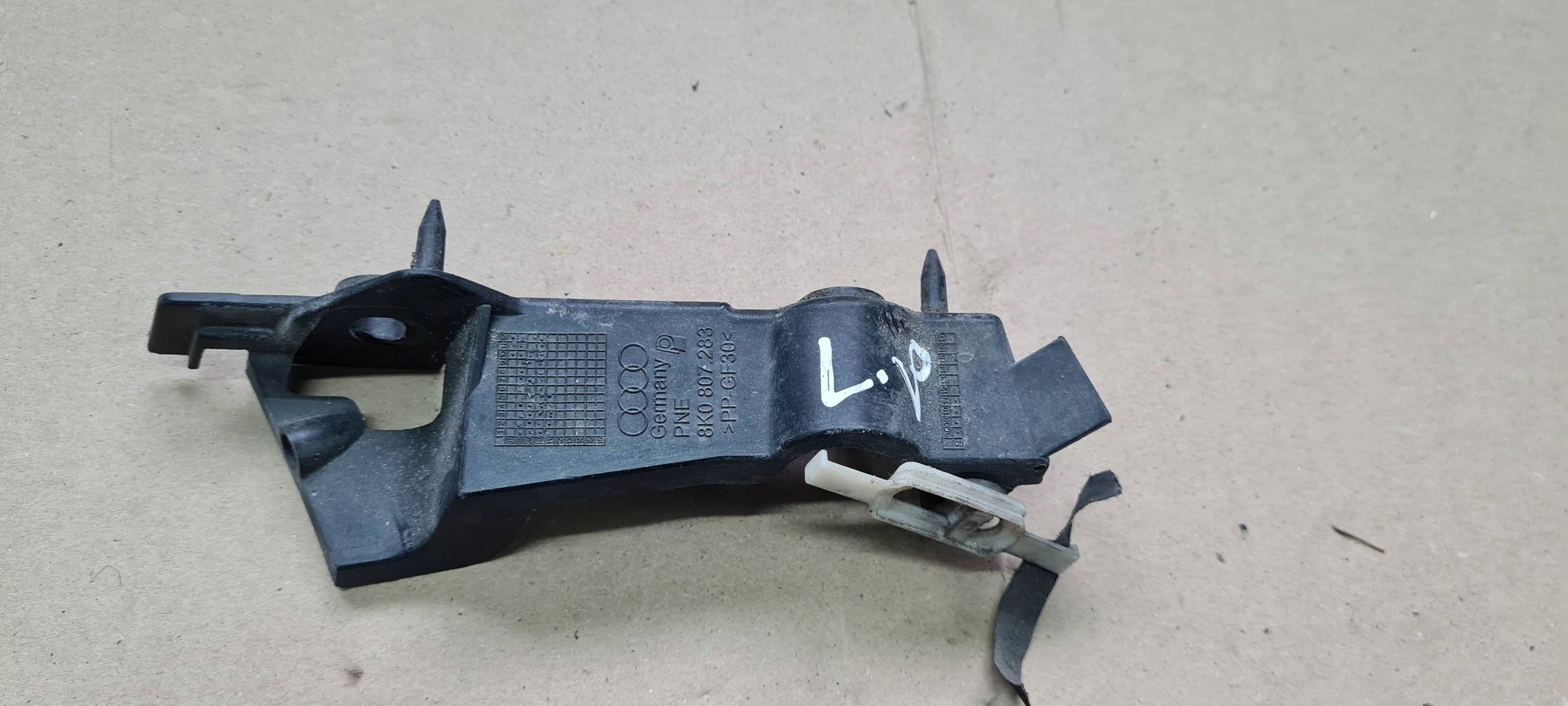 A4 B8 S4 support bracket holder of a bumper left front 8K0807283