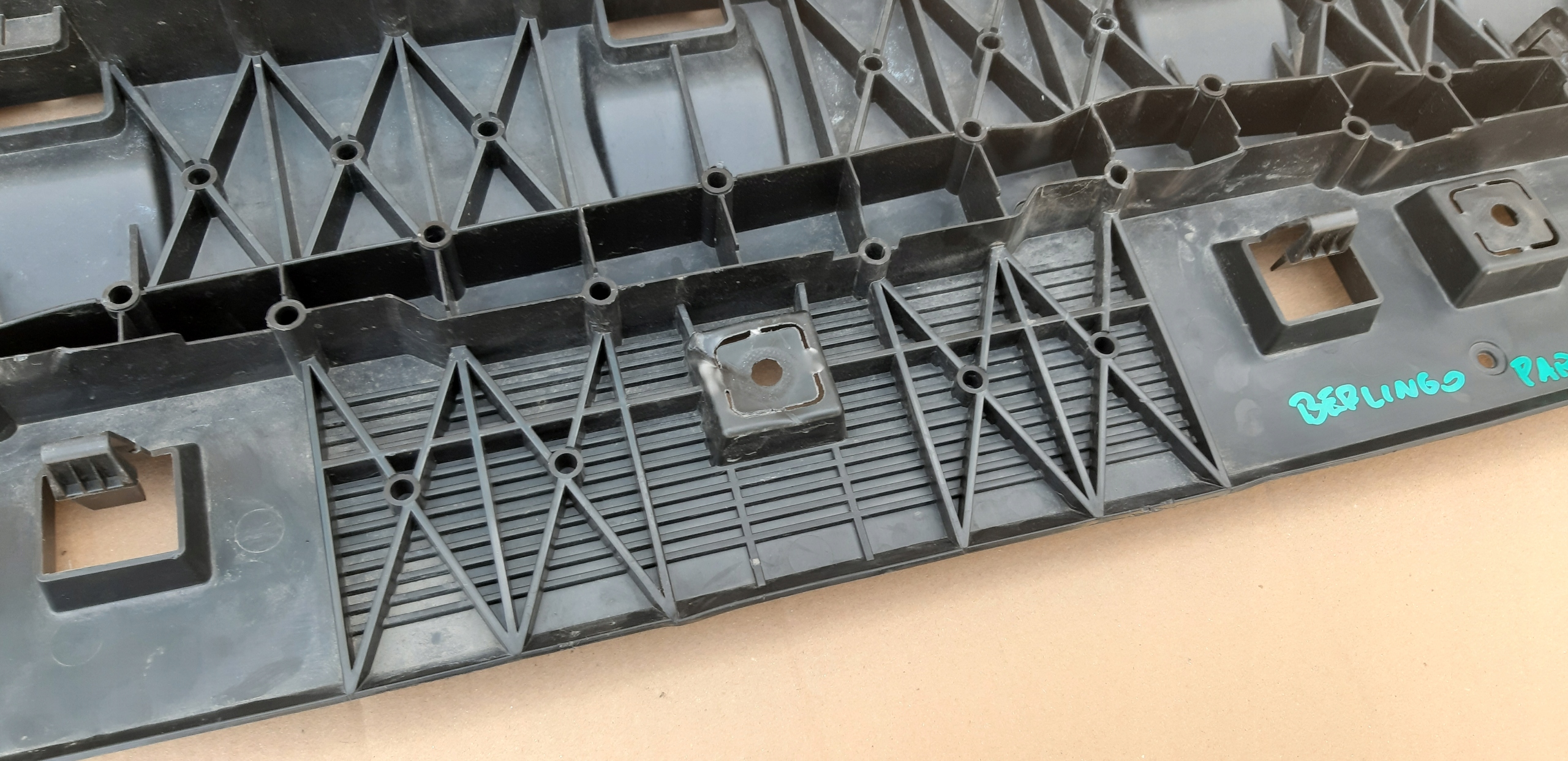 BERLINGO IV PARTNER RIFTER OSŁONA PŁYTA POD ZDERZAK 9816809580 Waga produktu z opakowaniem jednostkowym 5 kg