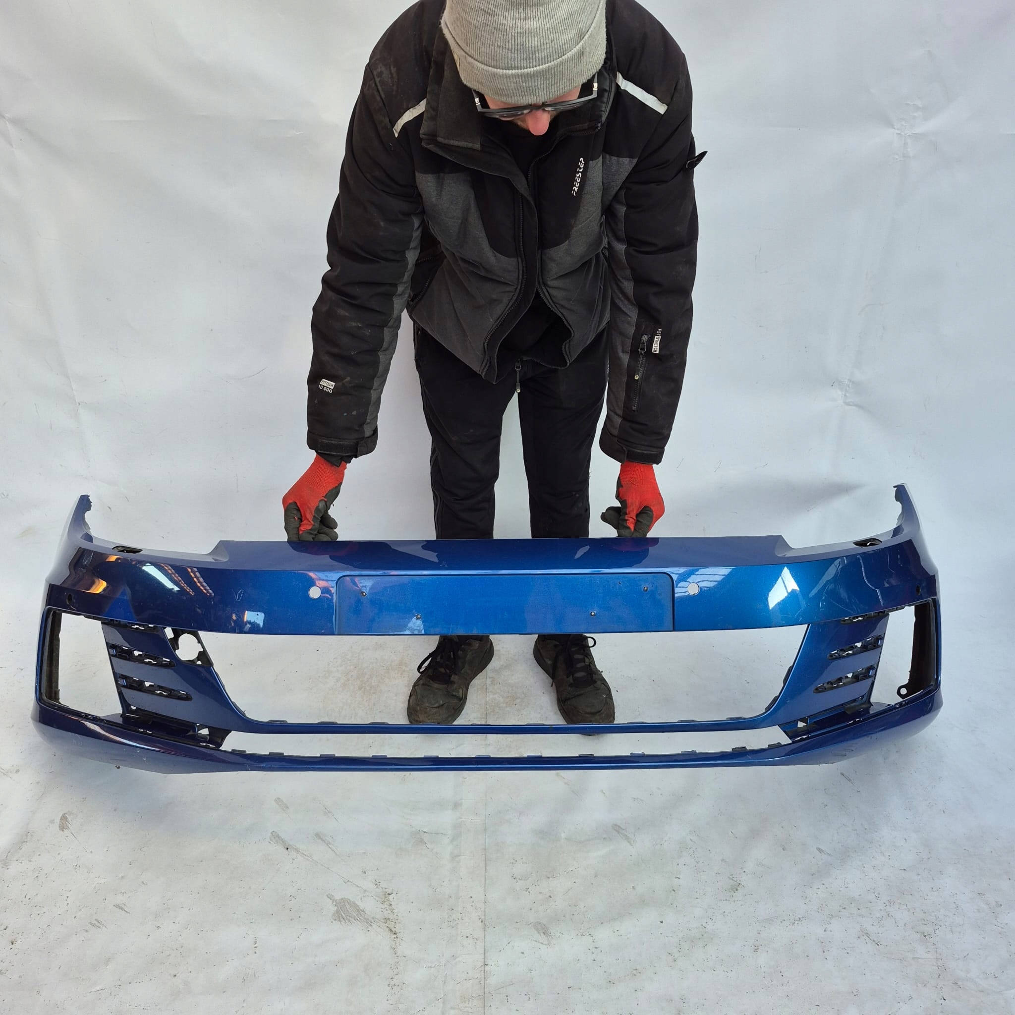 AUDI A4 B9 15- grid of a bumper front left 8W0807681B