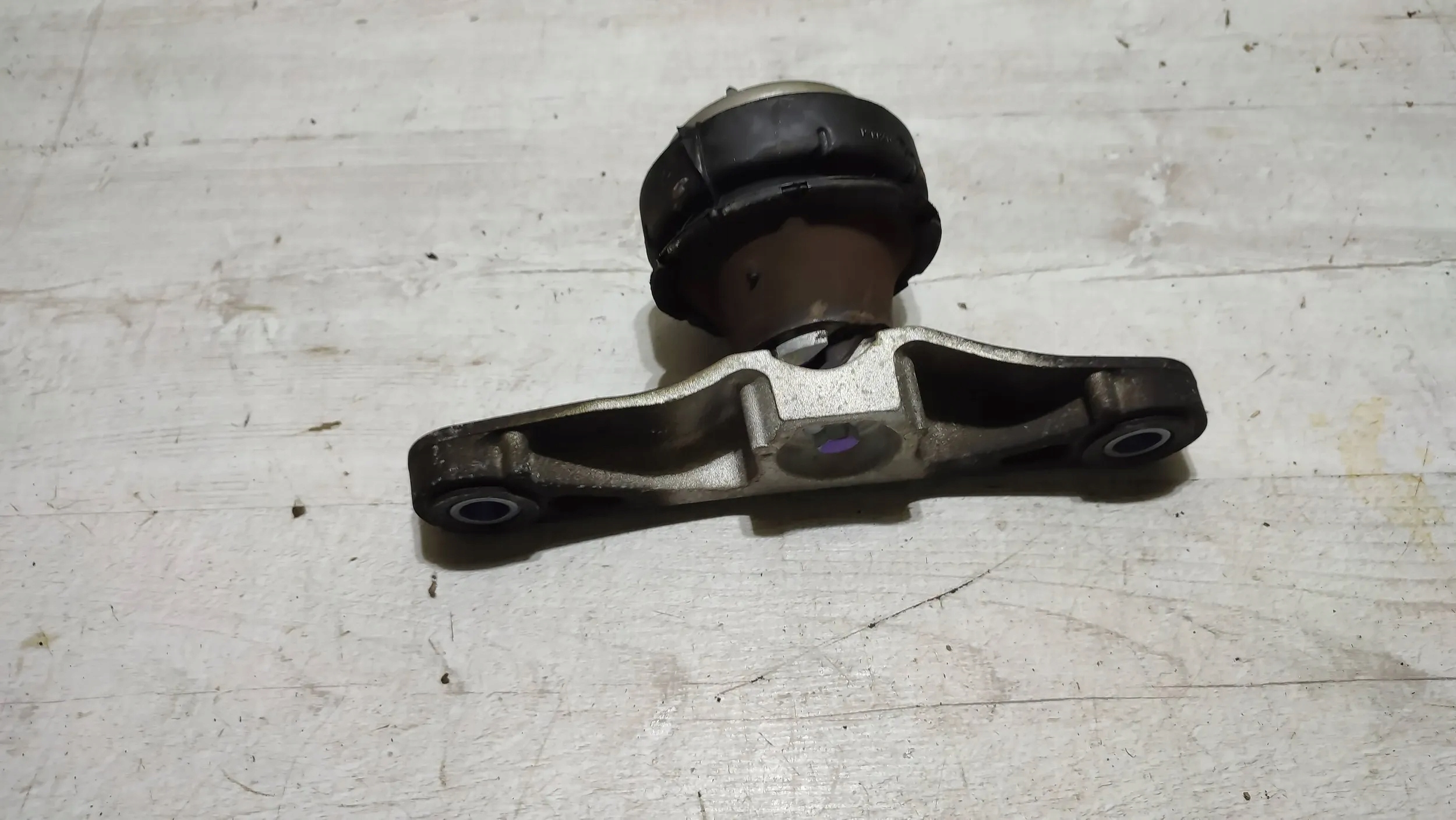 Volvo V40 II 2018r engine mount
