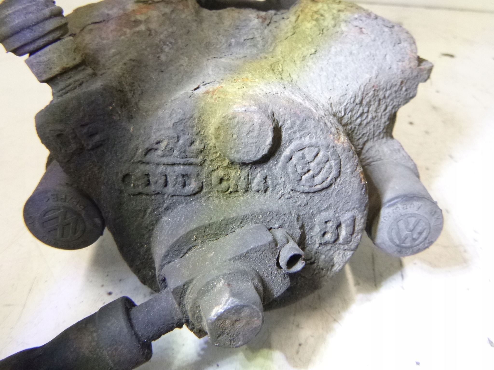 třmen brzdový předek VW GOLF V 1.4 2003 - 2009