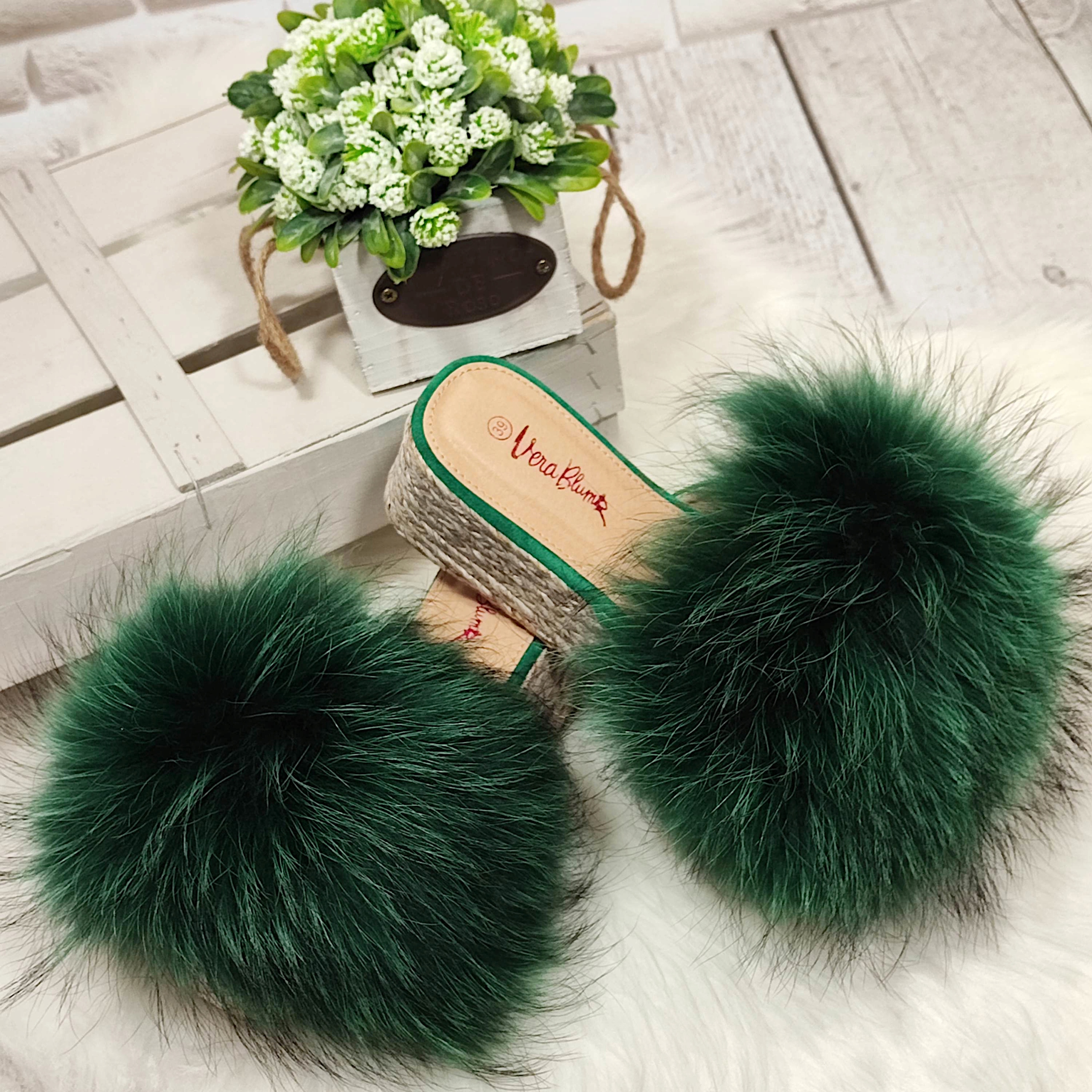 KLAPKI DAMSKIE NA KOTURNIE Z DŁUGIM FUTREM - r 40 Oryginalne opakowanie producenta pudełko