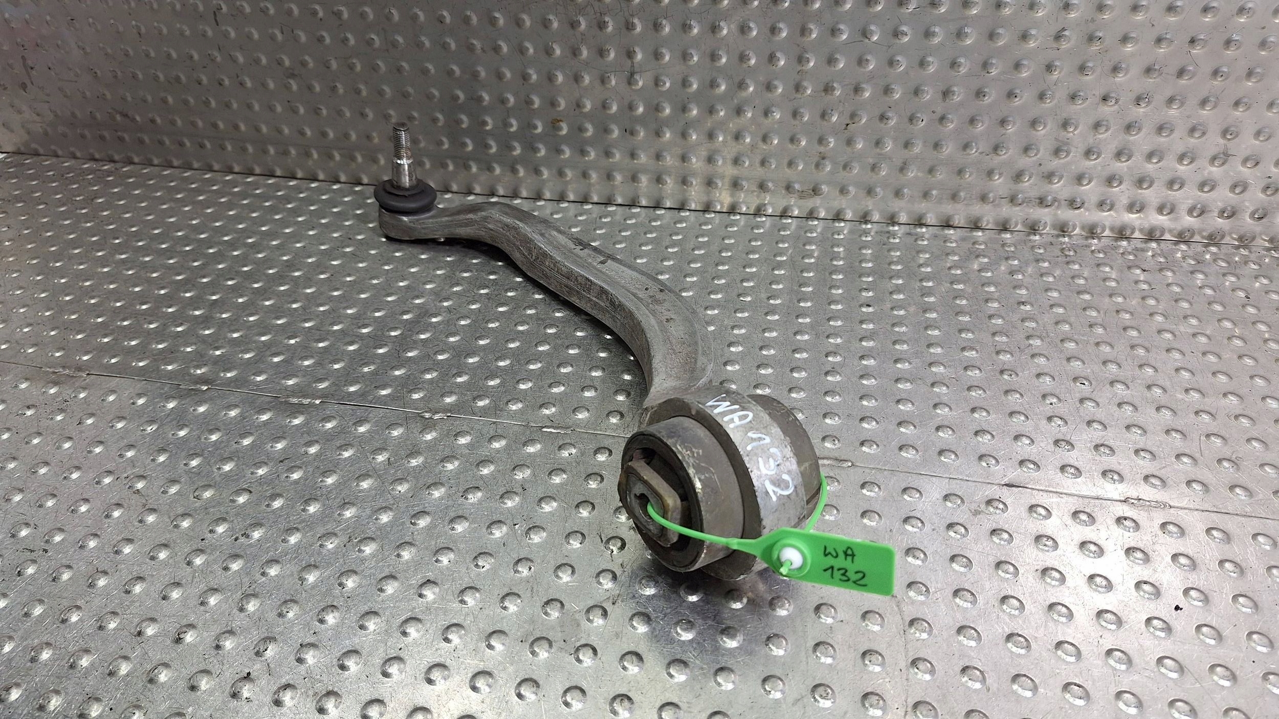arm left front lower BANAN 4D0407695J VW PASSAT B5 AUDI A4 B5 A8 D2