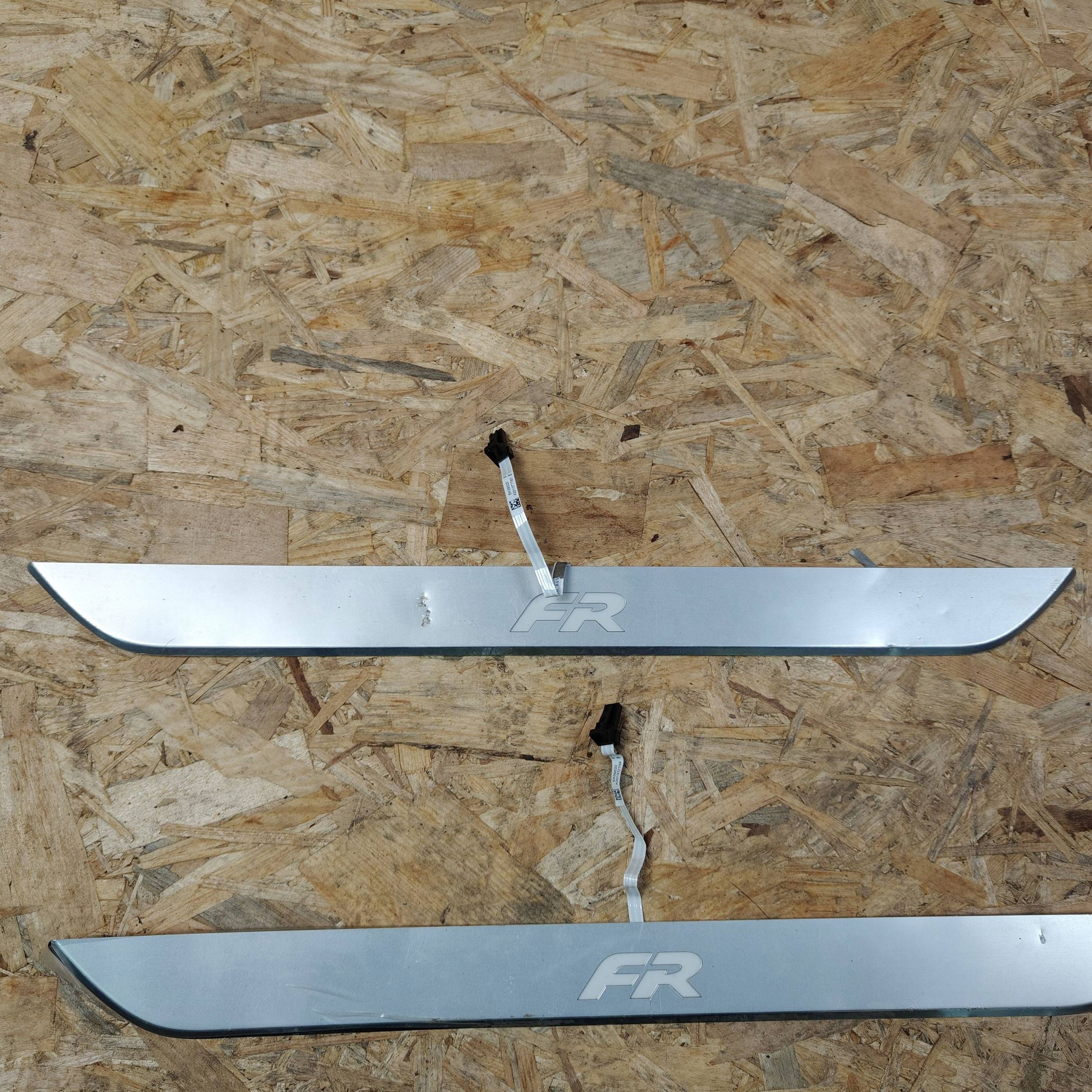 cap threshold door przednich Komplet Seat Leon IV 5FA947417D