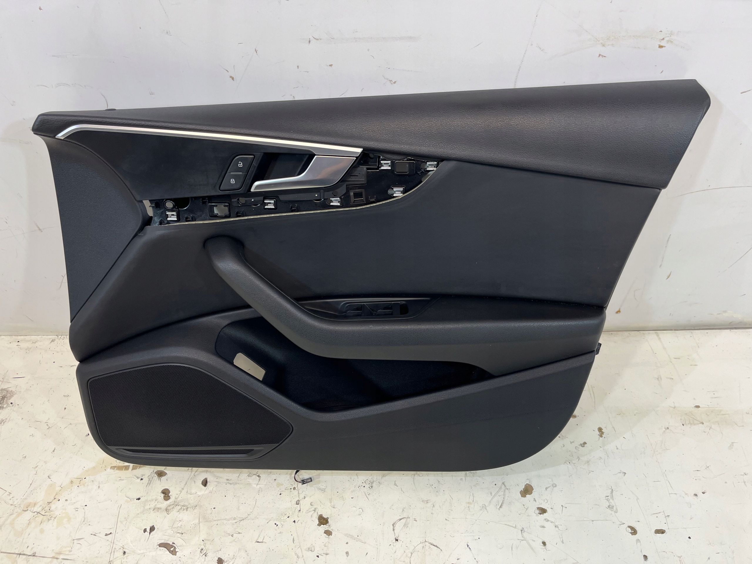 ОБШИВКА ПРАВИЙ ПЕРЕД AUDI A4 B9 LED SKORA UK