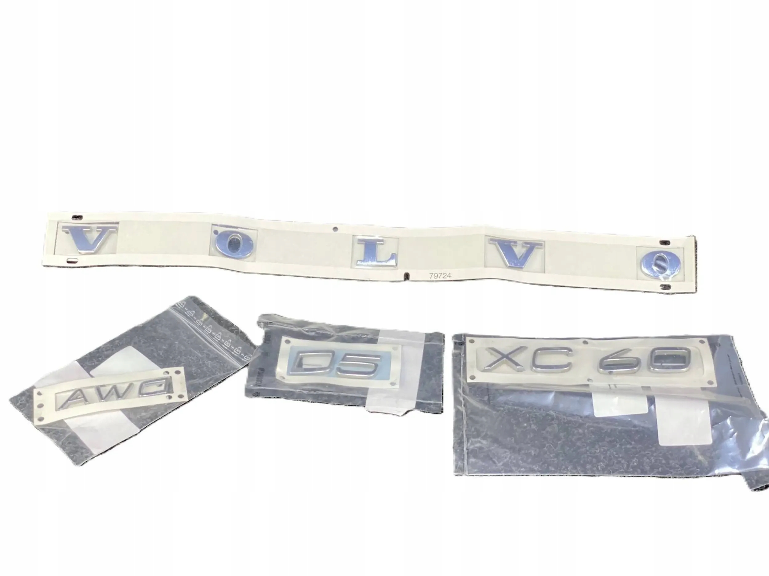 VOLVO XC60 D5 AWD KOMPLET EMBLEMATÓW NA TYLNĄ KLAPĘ 31333640