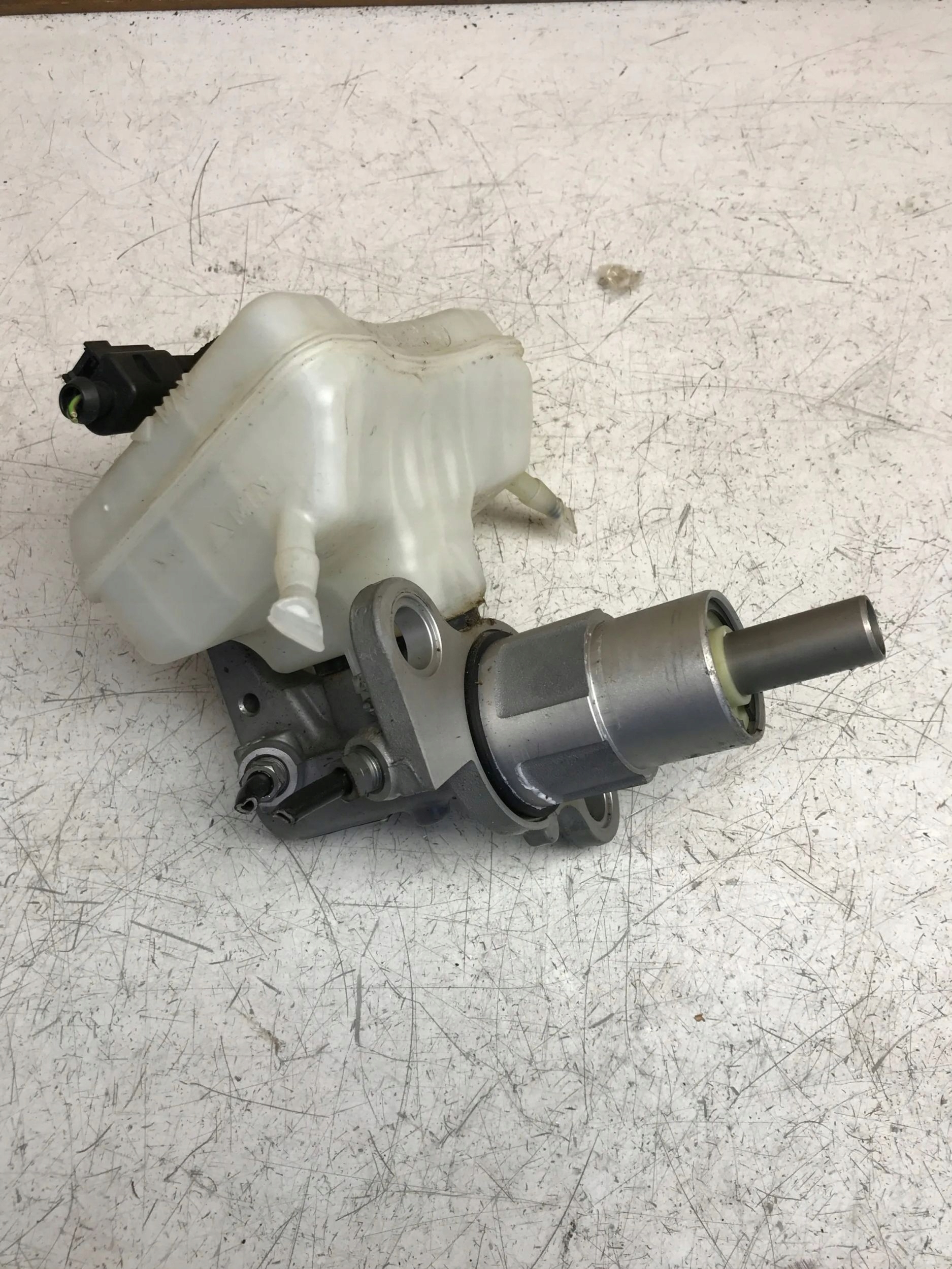 Behälter des Gasses Brems- AUDI A4 B8 A5 LIFT 8K0611301A