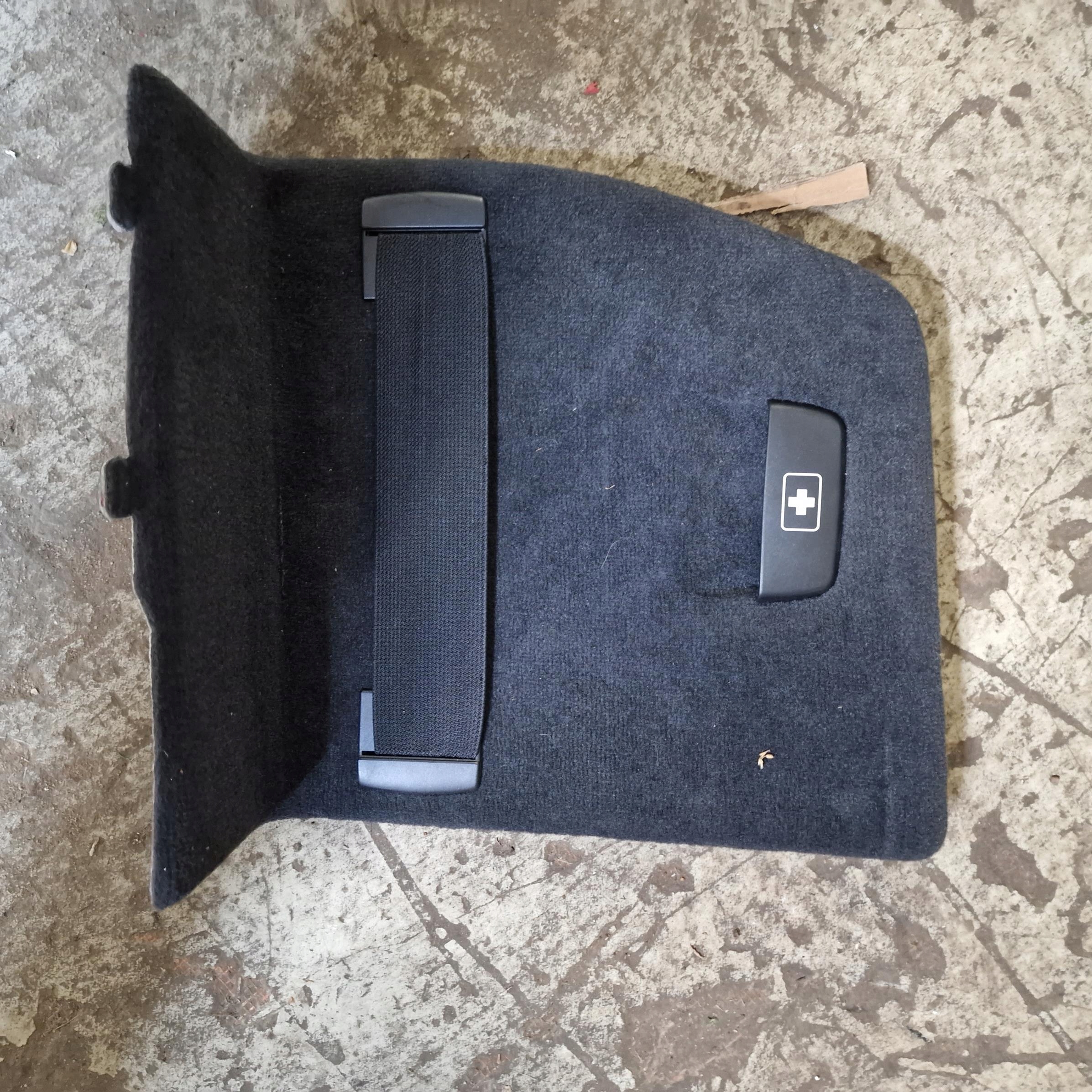 BOCZEK BAGAŻNIKA LEWY F36 7337233