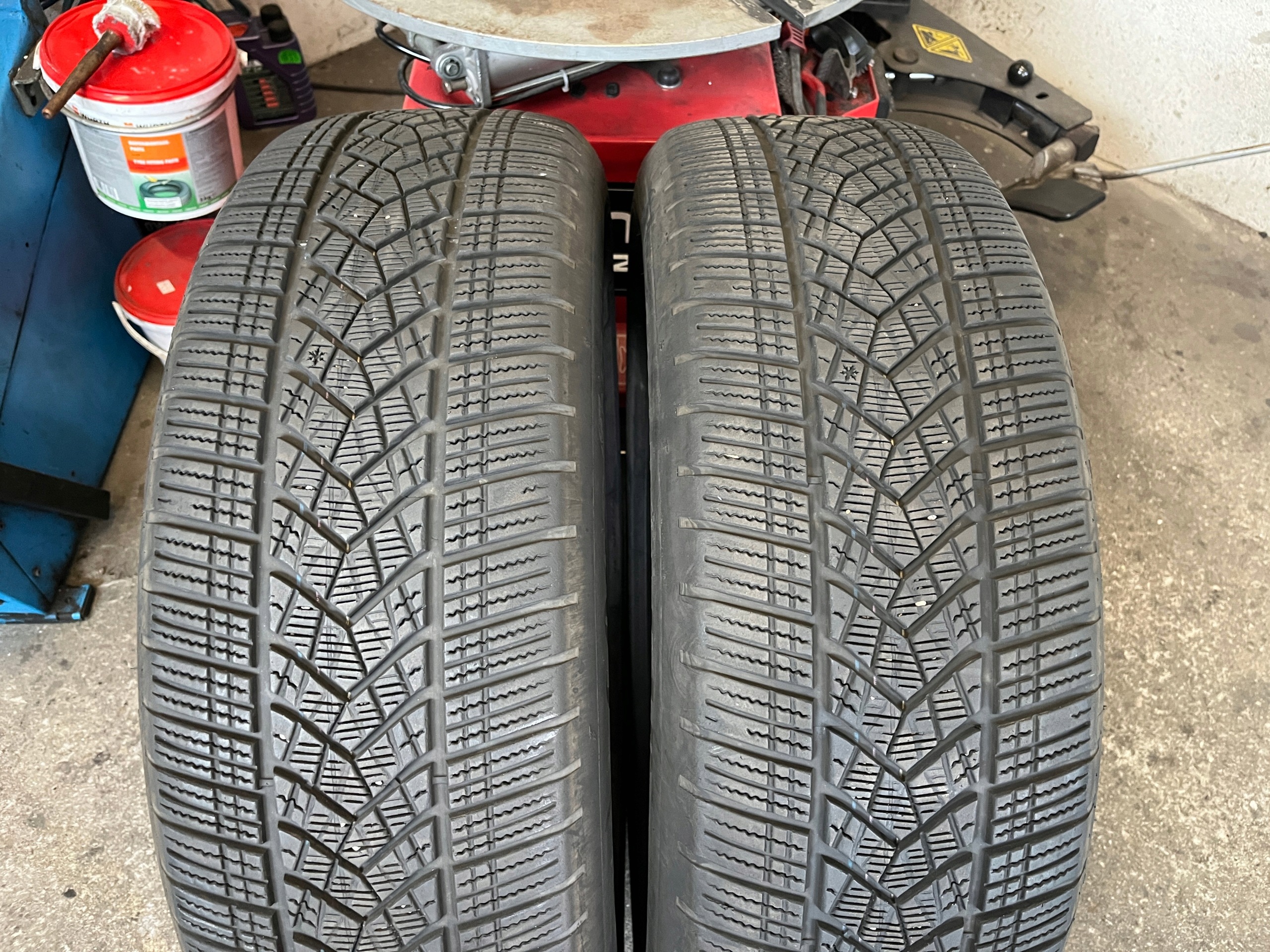 2 tyres winter 235/60R20 GOODYEAR UltraGrip Performance + 6,5mm