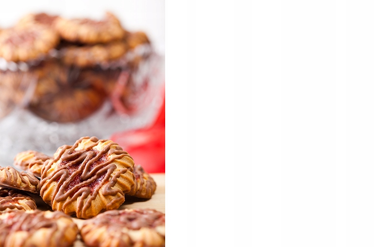 Ciastka karbowane z marmoladą w polewie kakaowej