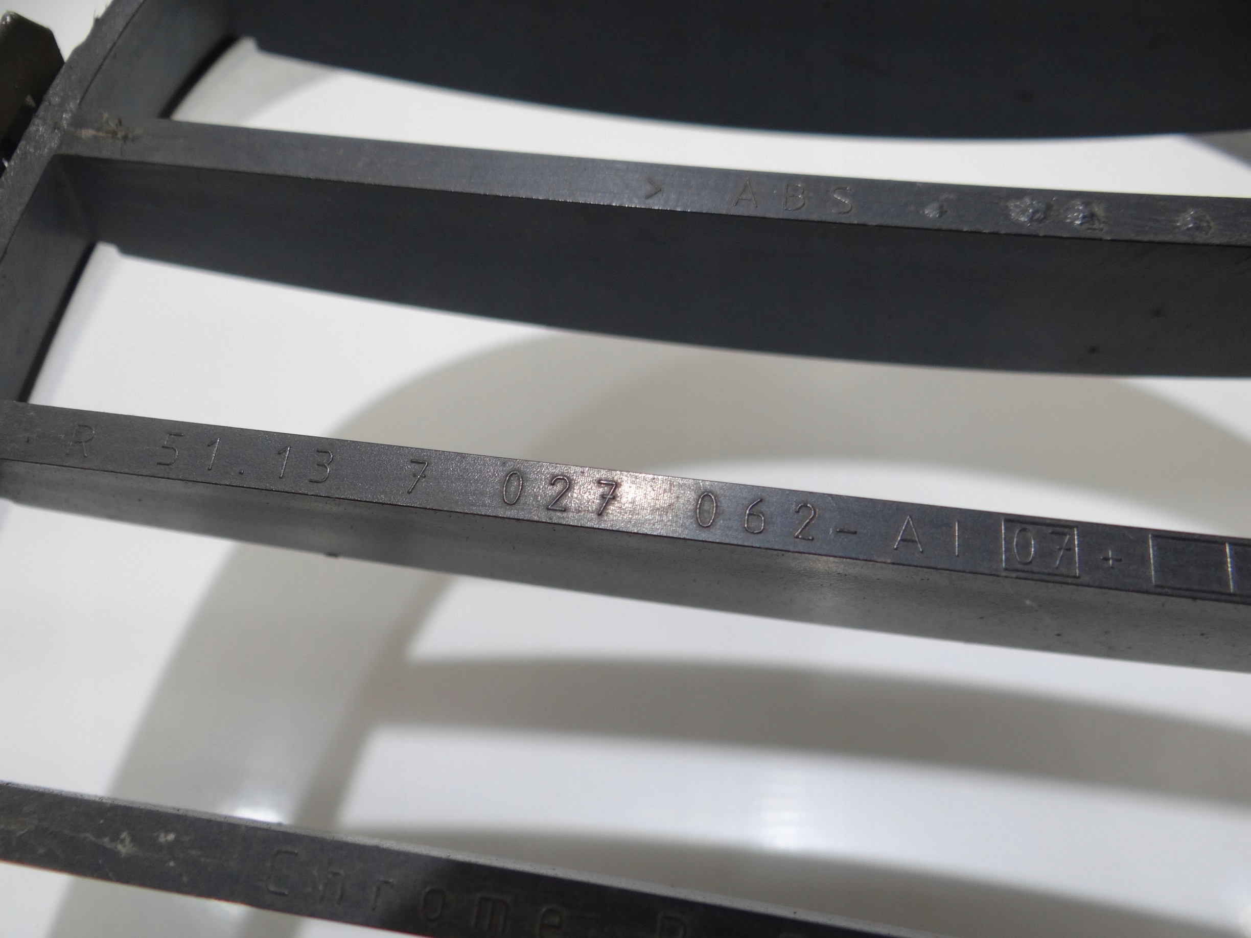 NERKI hűtőrács maszk BMW E60 E61 OE 7027062 (4647733) KOMPLET