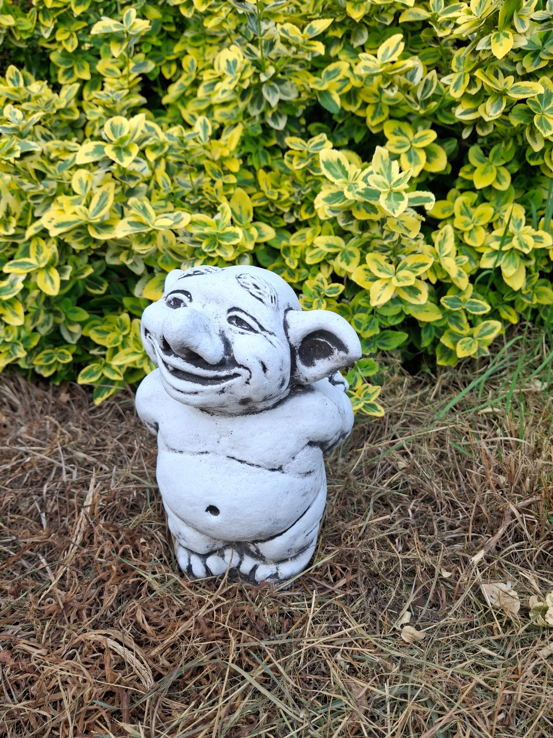 Betonová figurka Troll s květinami, dekorativní zahradní figurky