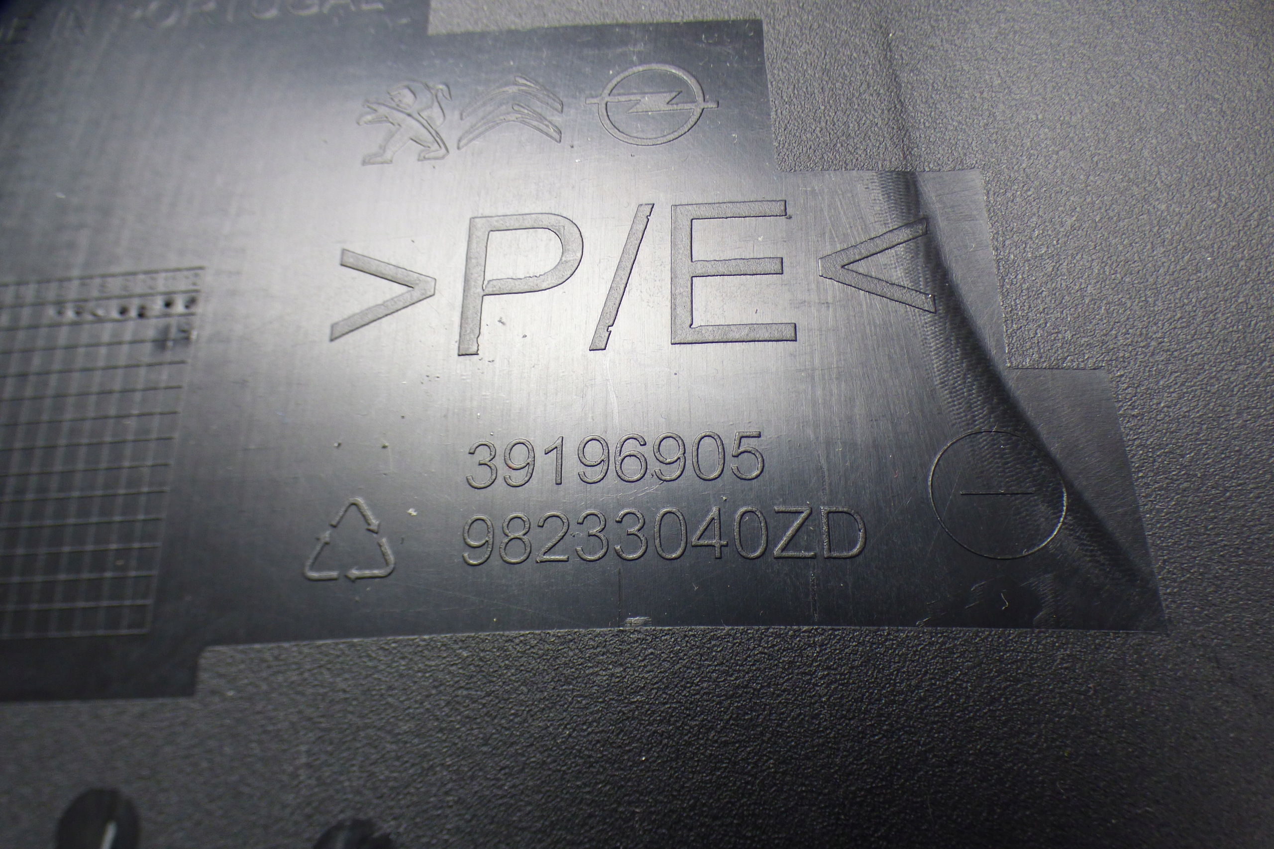 kryt PRAHU levá pravá 39196905 39196906 OPEL CORSA F