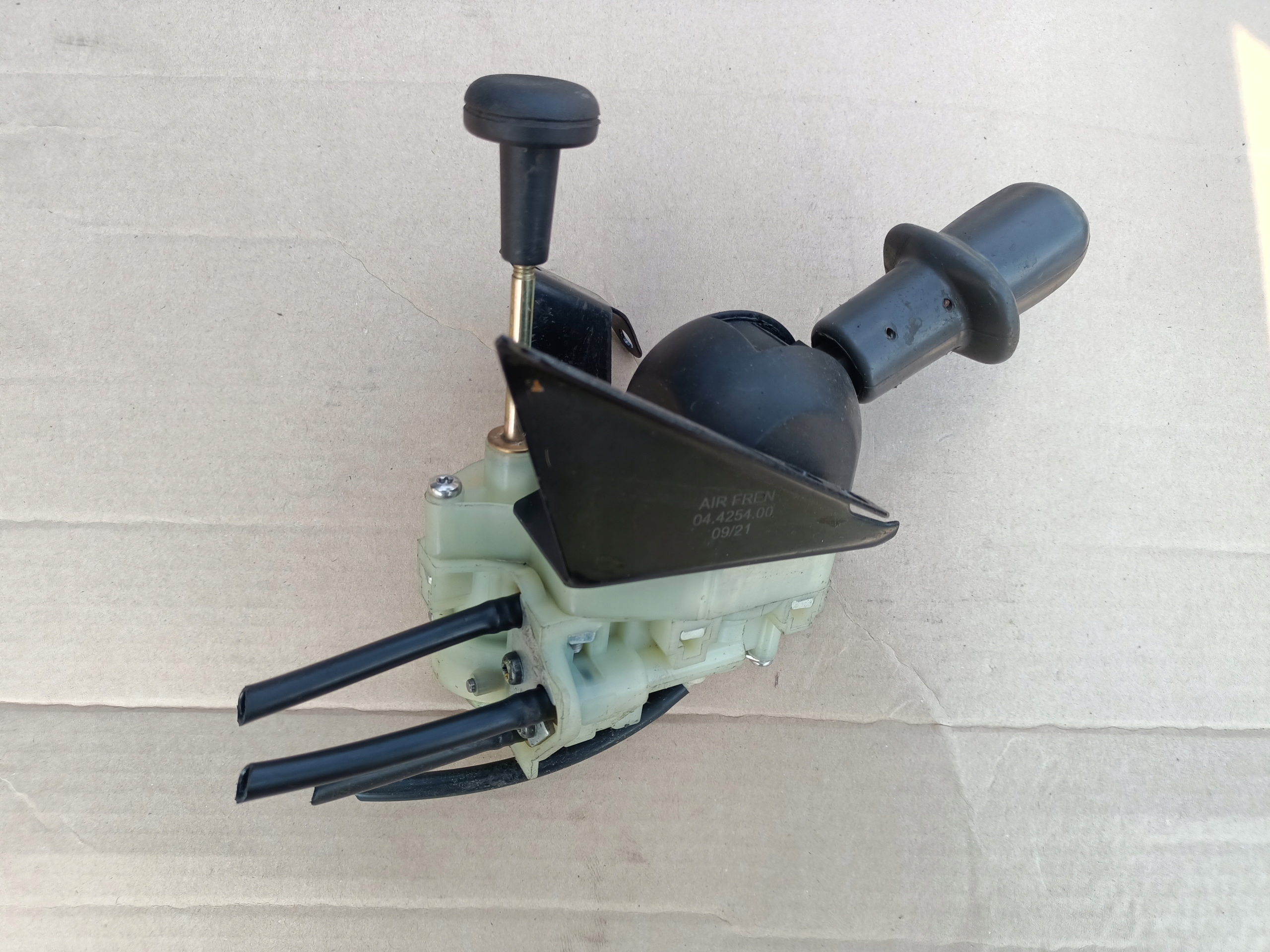 DŹWIGNIA ZAWÓR HAMULCA RĘCZNEGO VOLVO FH FM 12 13